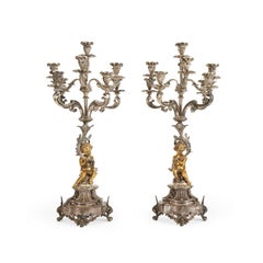 Paire de chandeliers italiens en bronze argenté à huit branches et putti dorés