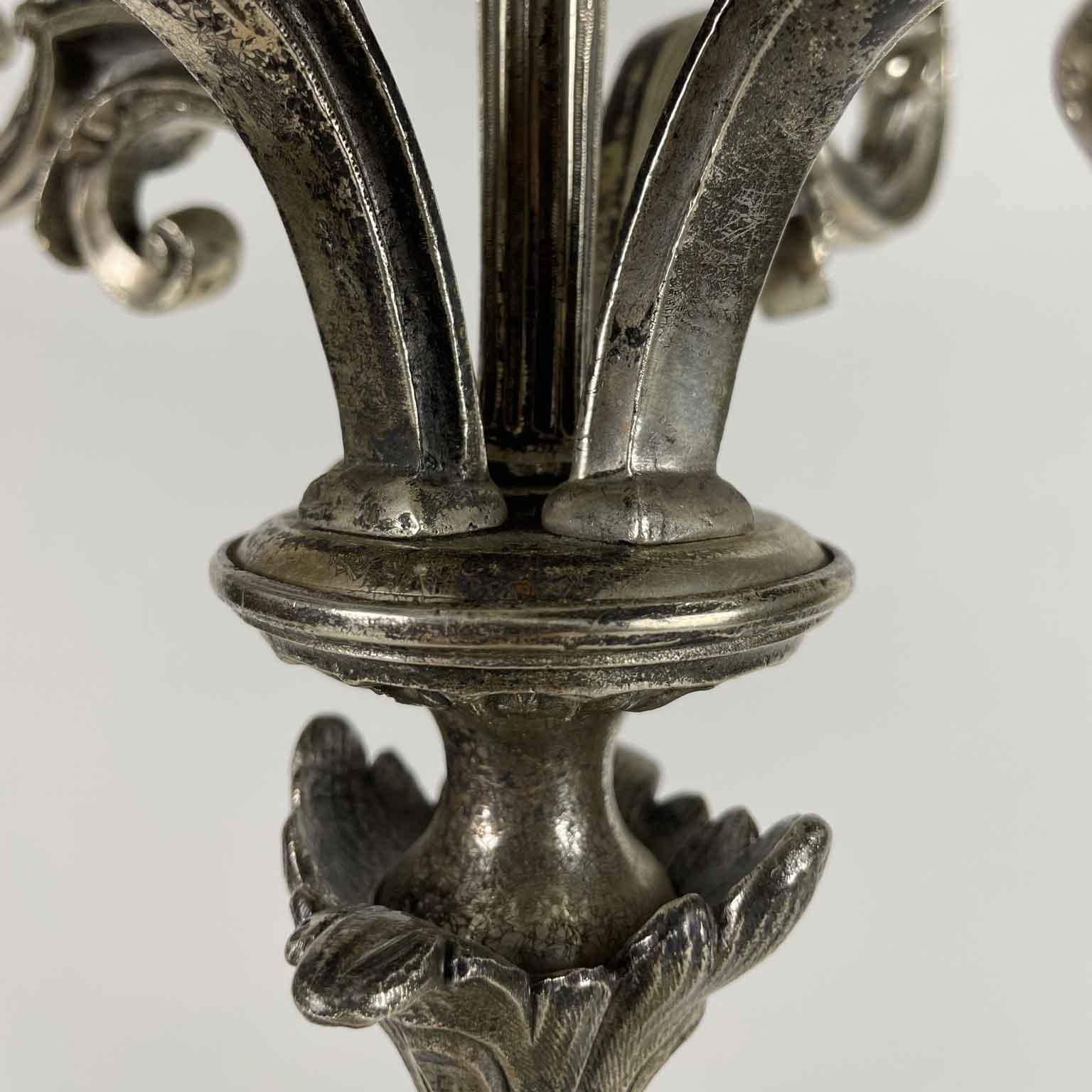 Coppia Di Candelabri Italiani A Otto Bracci Bronzo Argentato con Putti Dorati in vendita 11