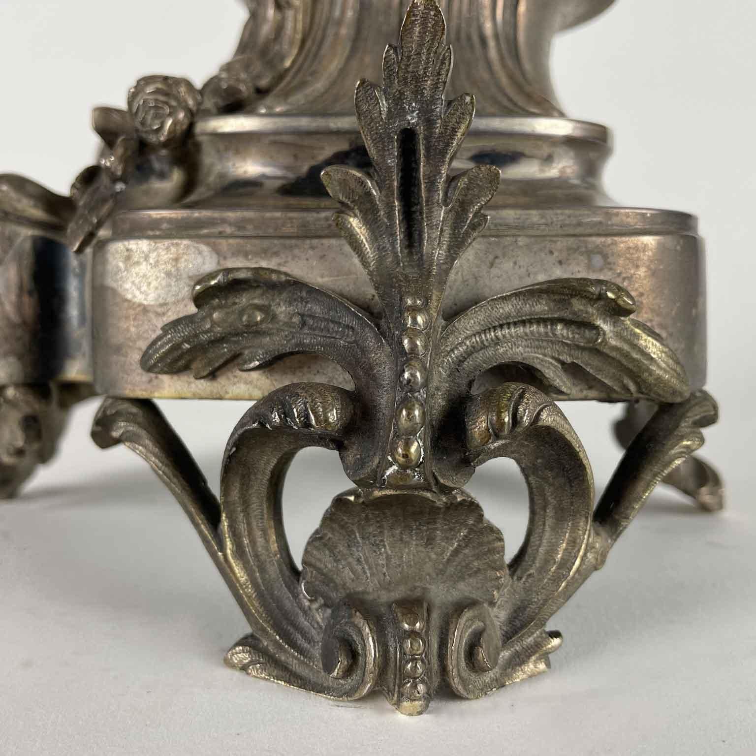 Coppia Di Candelabri Italiani A Otto Bracci Bronzo Argentato con Putti Dorati in vendita 8