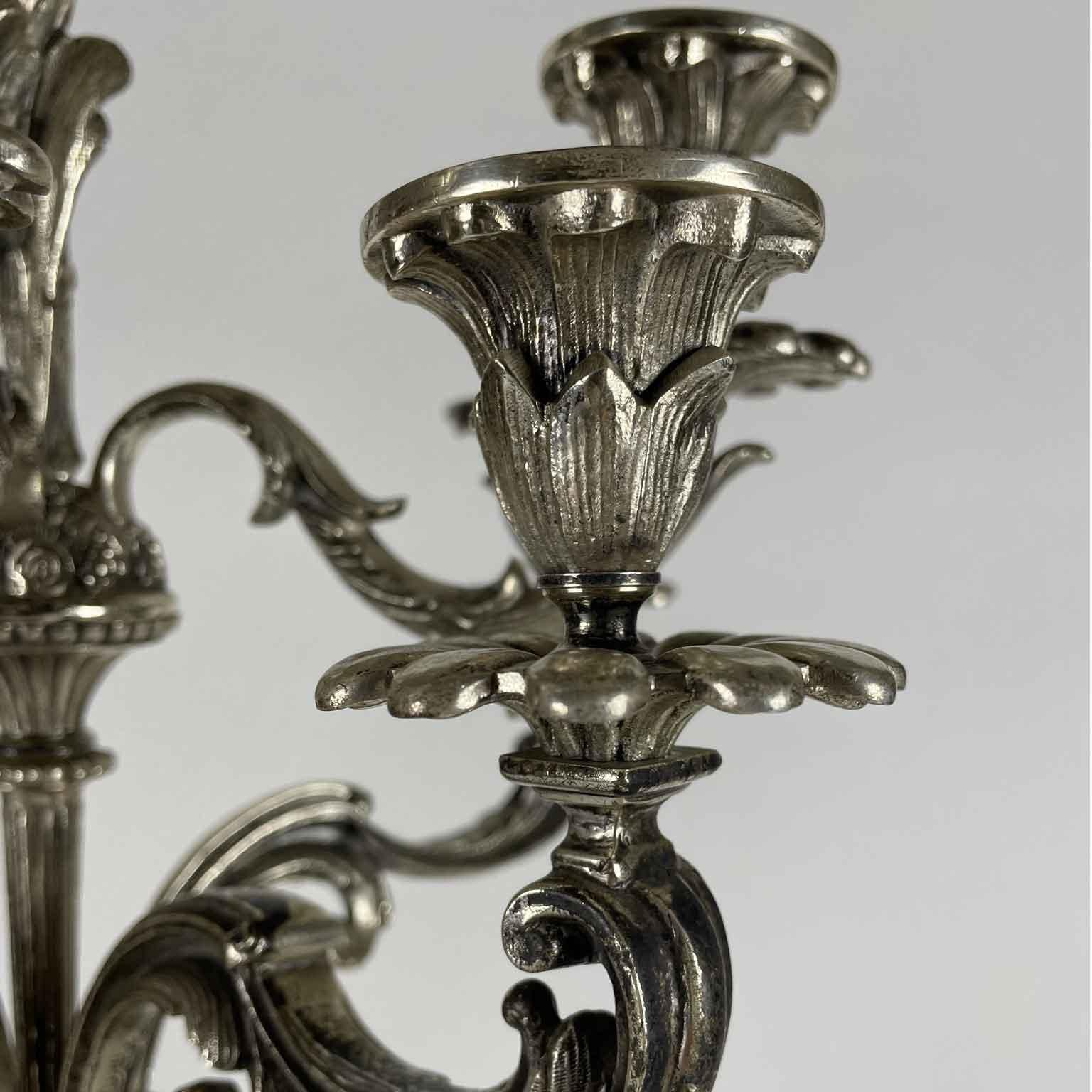 Coppia Di Candelabri Italiani A Otto Bracci Bronzo Argentato con Putti Dorati in vendita 9
