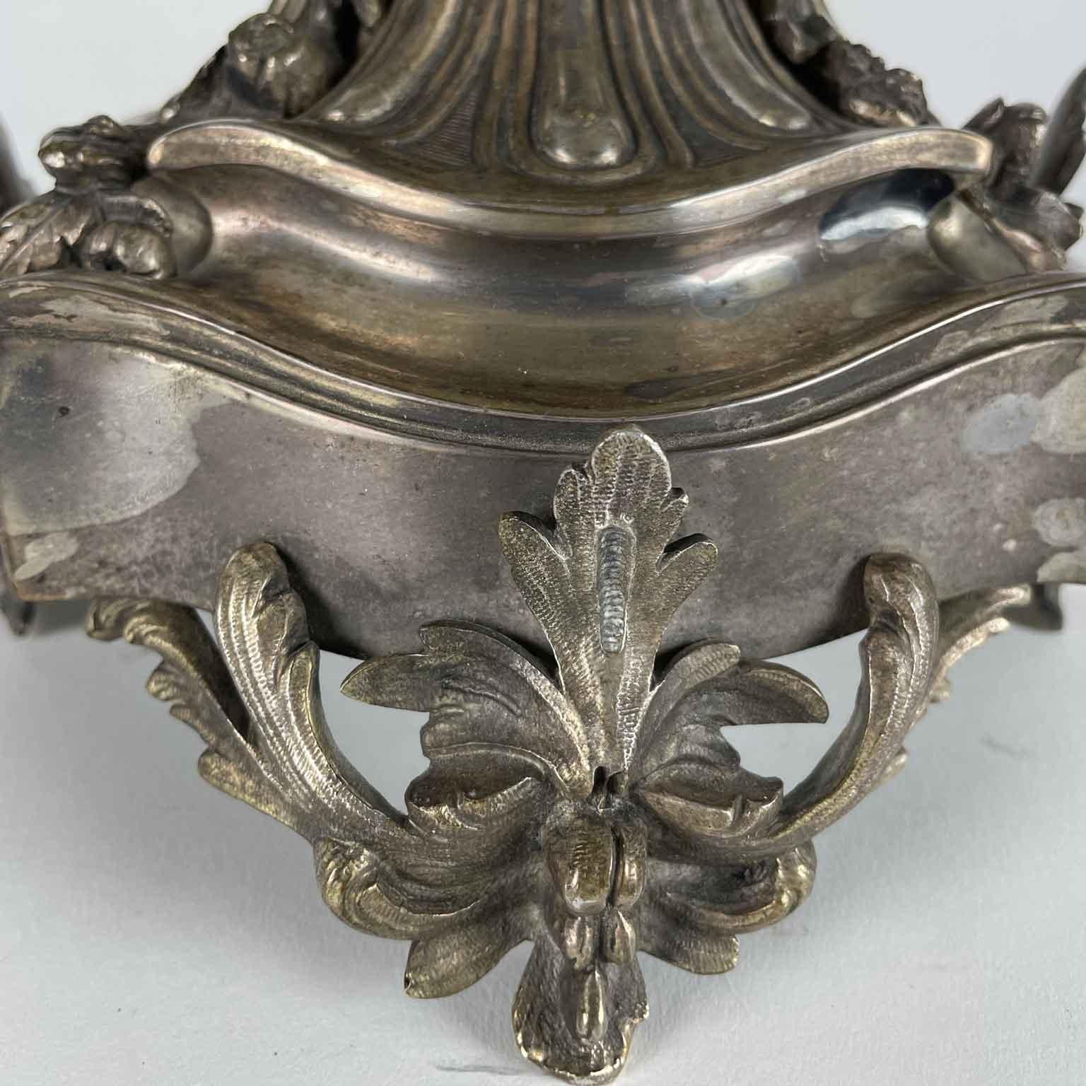 Coppia Di Candelabri Italiani A Otto Bracci Bronzo Argentato con Putti Dorati in vendita 10