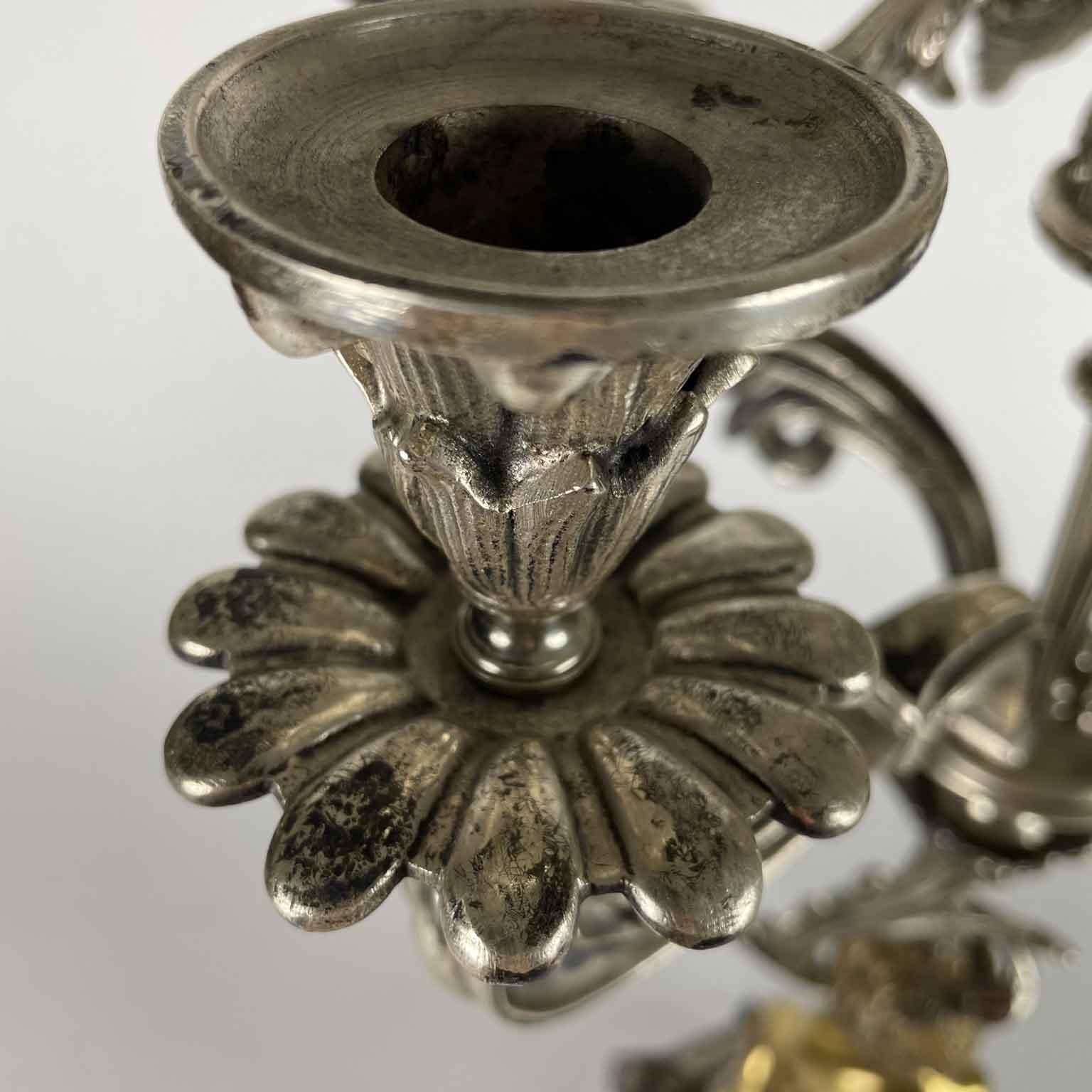 Coppia Di Candelabri Italiani A Otto Bracci Bronzo Argentato con Putti Dorati in vendita 4