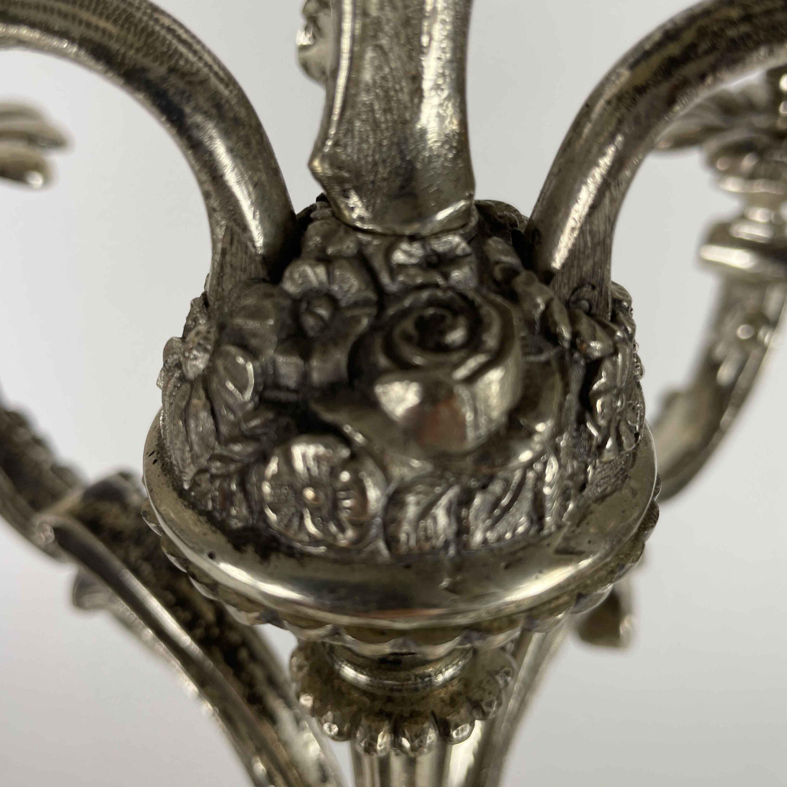 Coppia Di Candelabri Italiani A Otto Bracci Bronzo Argentato con Putti Dorati in vendita 5