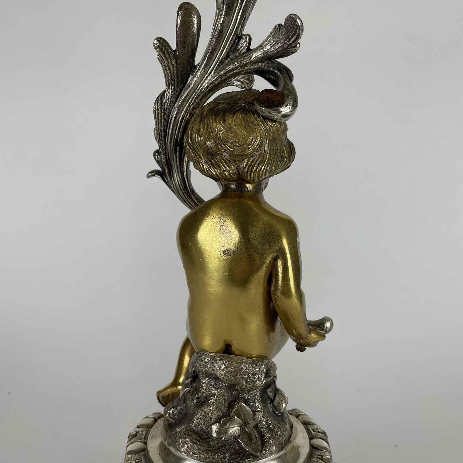 Coppia Di Candelabri Italiani A Otto Bracci Bronzo Argentato con Putti Dorati in vendita 6