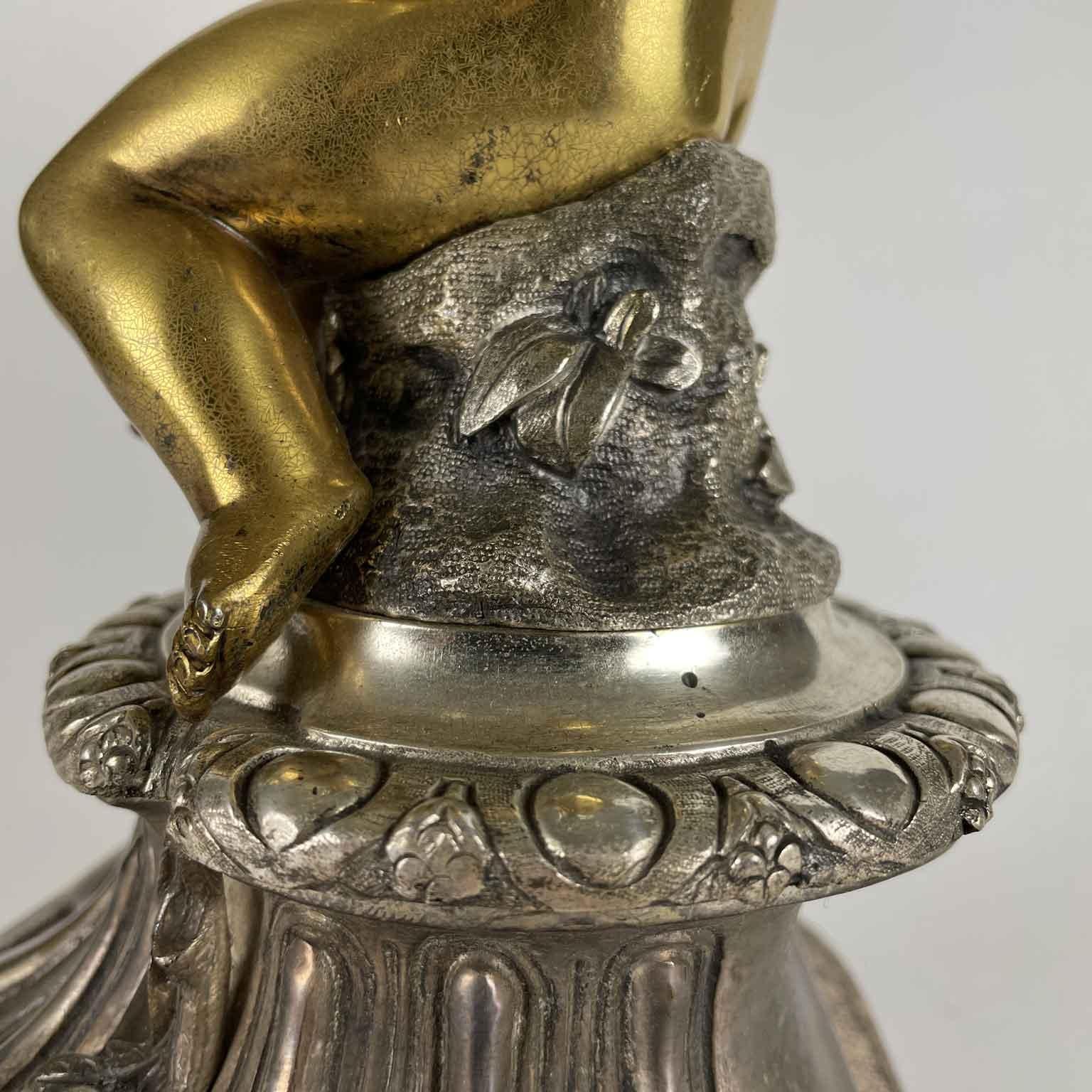Coppia Di Candelabri Italiani A Otto Bracci Bronzo Argentato con Putti Dorati in vendita 7