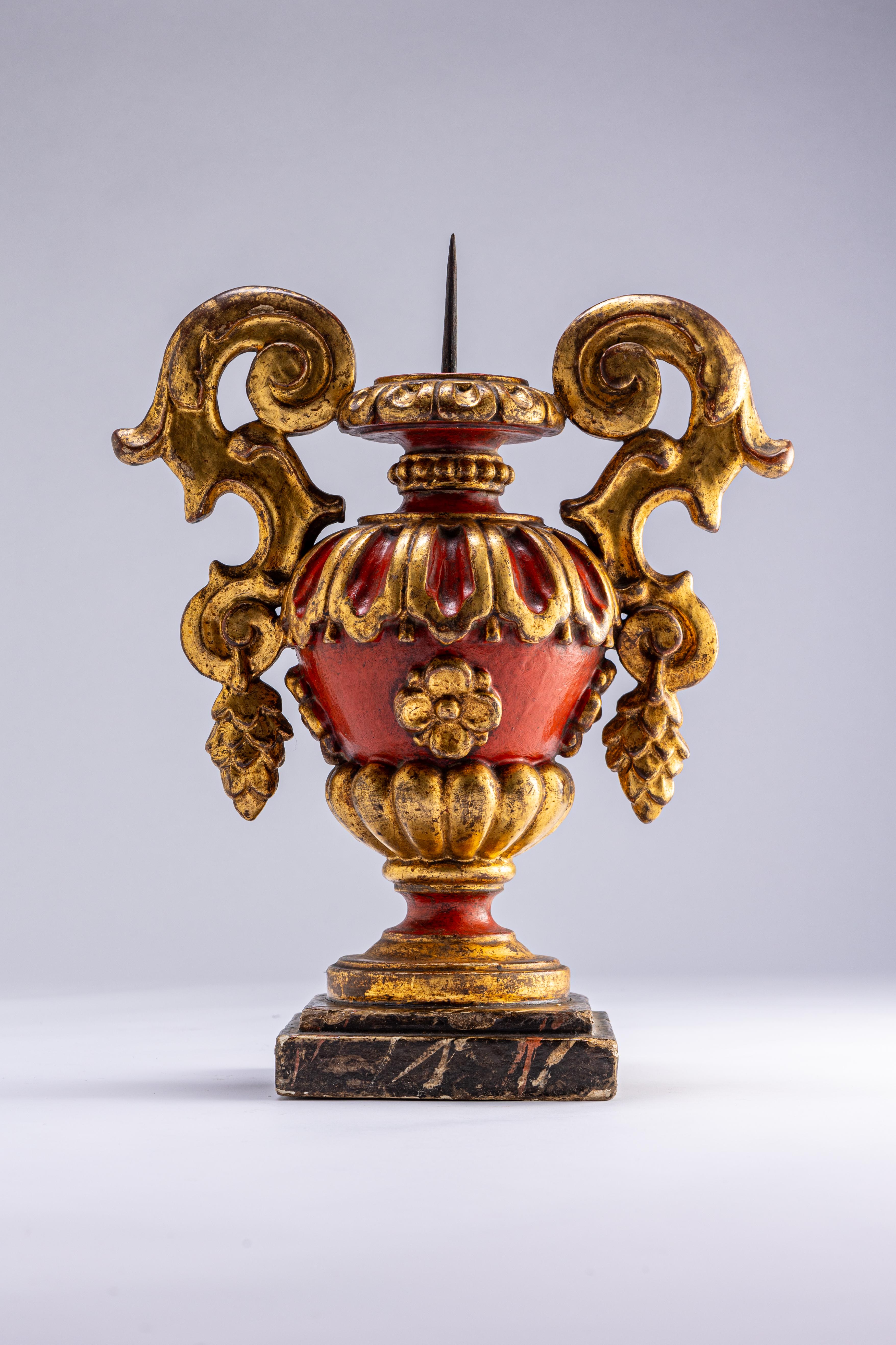 Paire de candélabres Louis XV en bois.  
Fantastique paire de porte-palmiers en bois sculpté et doré. Poignées de fermeture peintes avec des éléments végétaux et de la laque chinoise (RARE). Dans la partie inférieure, ils sont baccellés et au fond
