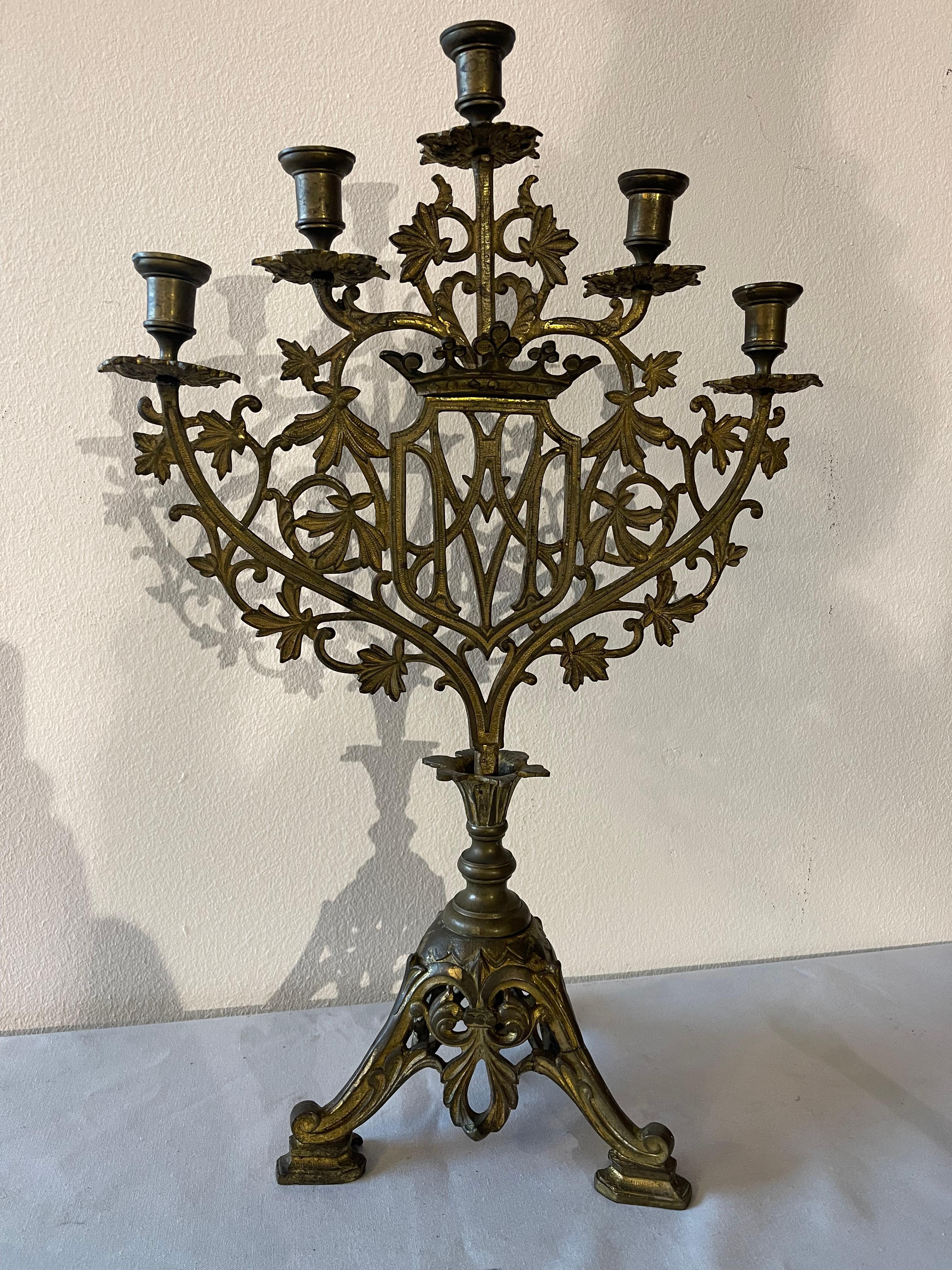 Coppia di Candelabro francese del XIX secolo in stile gotico a 5 luci in vendita 2