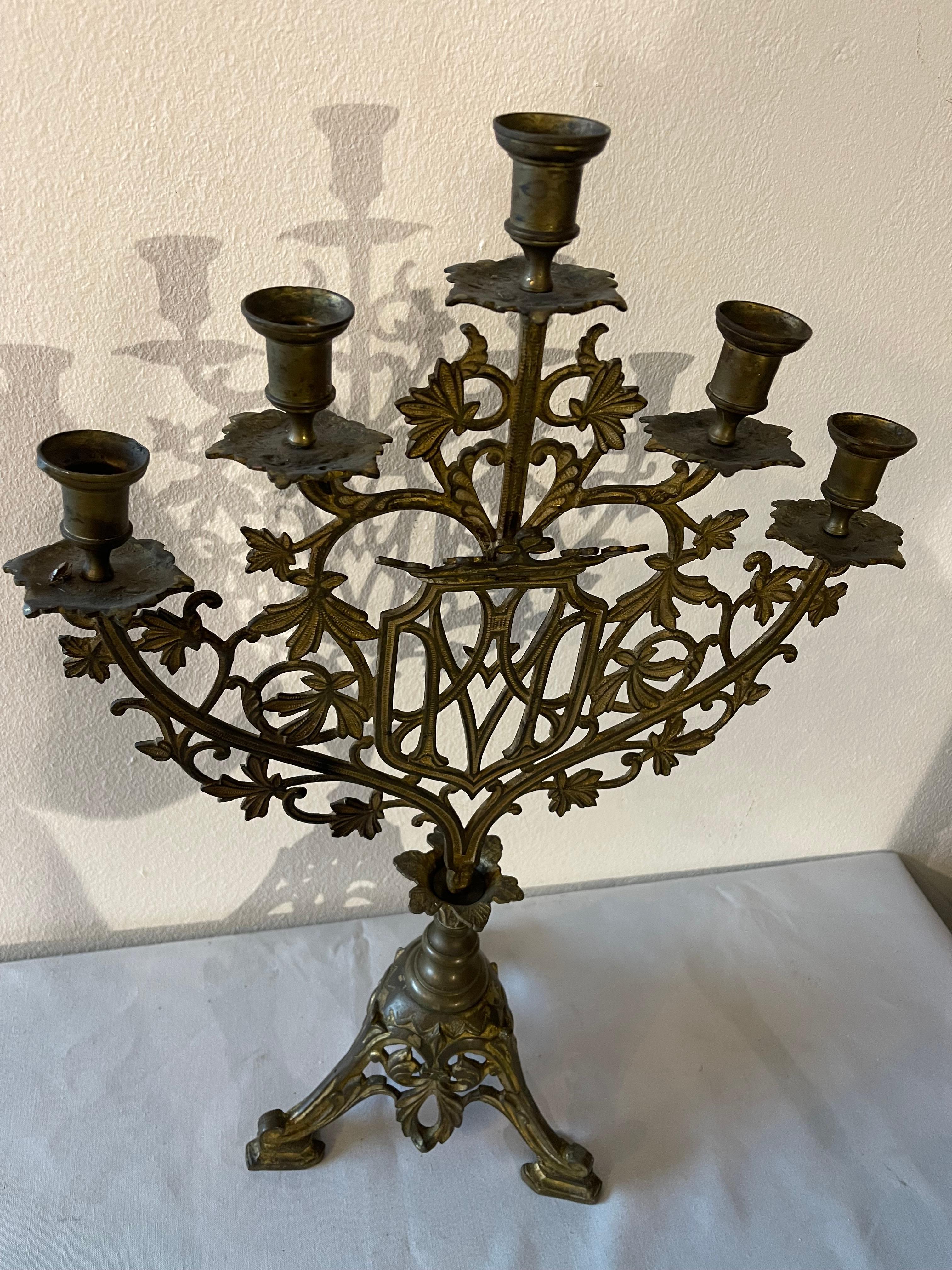 Coppia di Candelabro francese del XIX secolo in stile gotico a 5 luci in vendita 3
