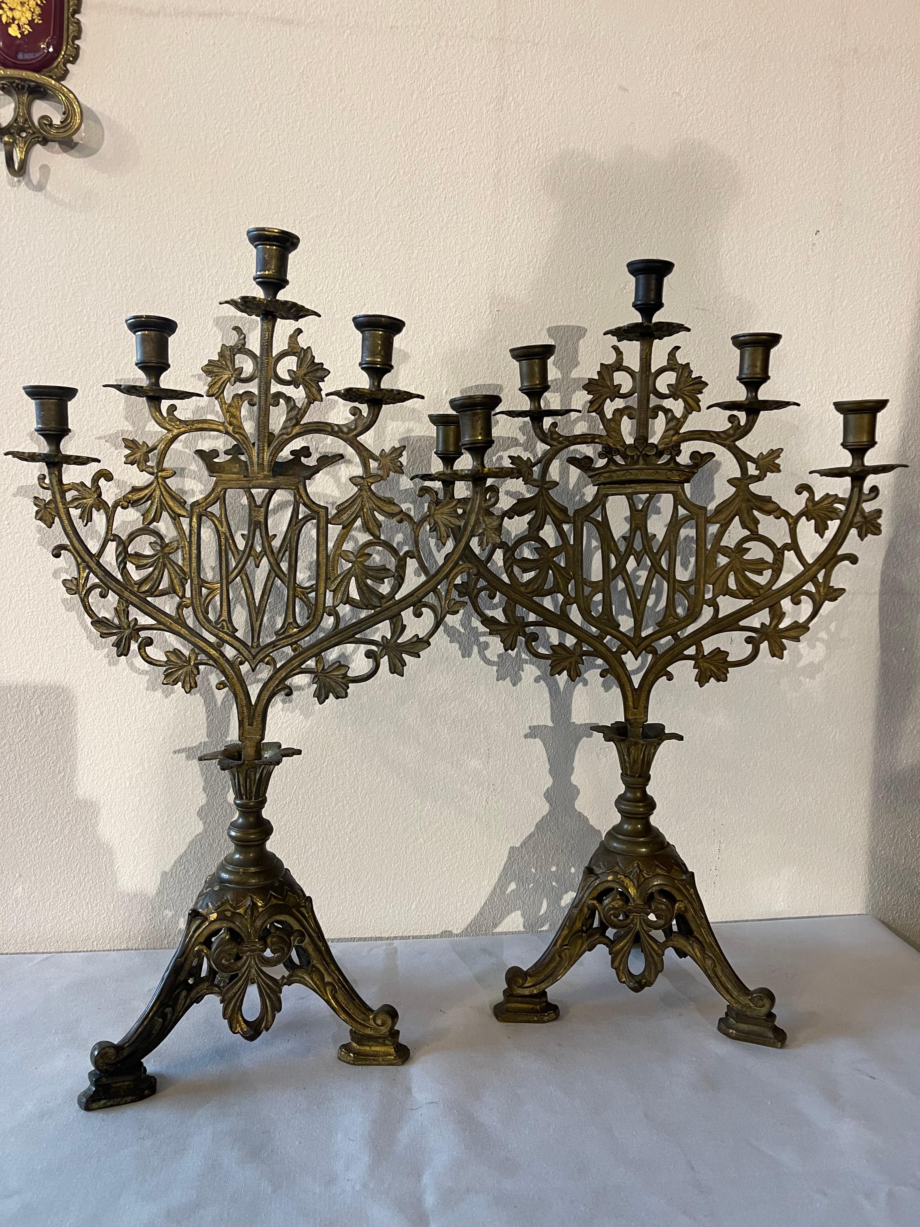 Coppia di Candelabro francese del XIX secolo in stile gotico a 5 luci in vendita 4
