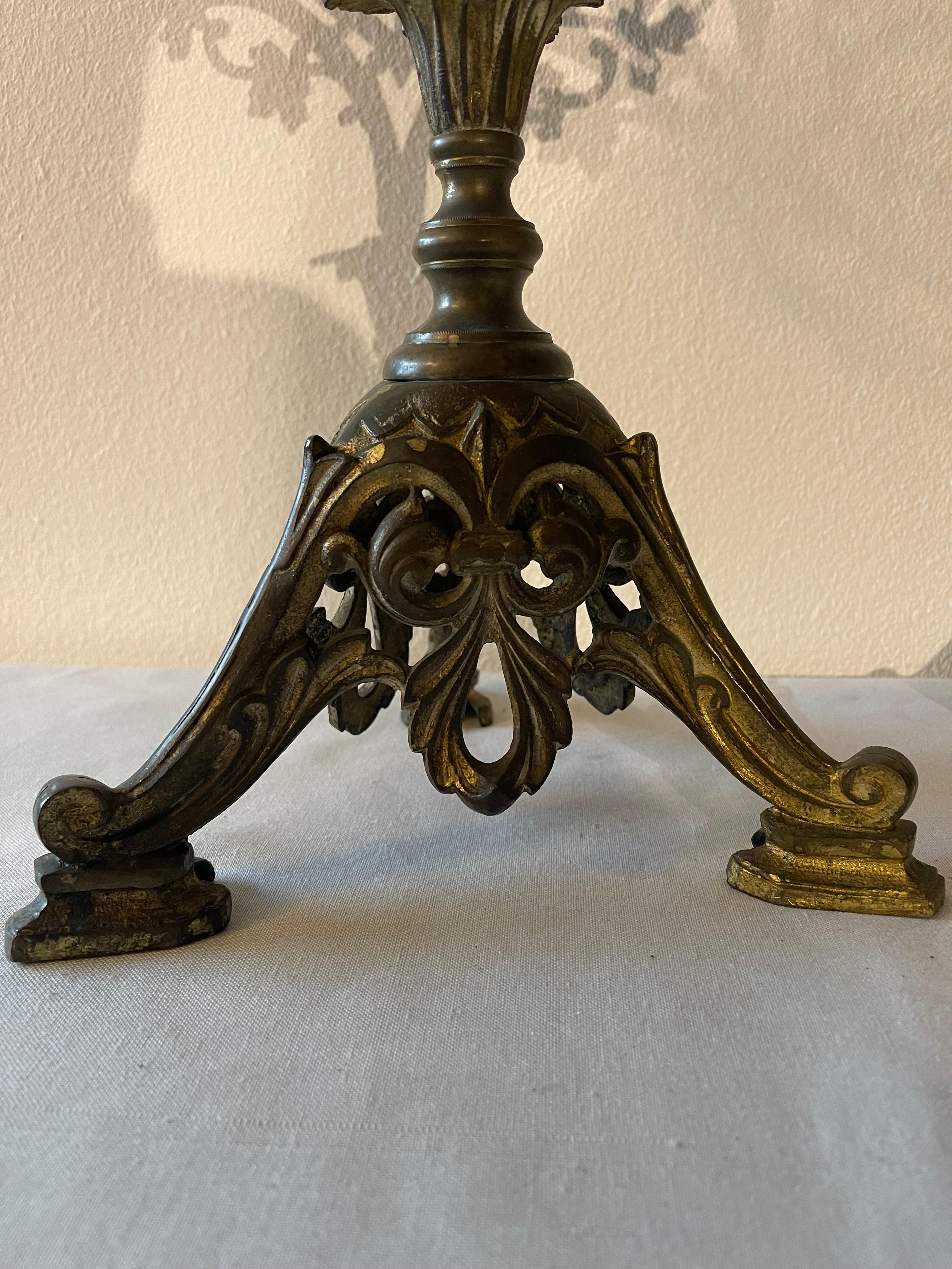 Coppia di Candelabro francese del XIX secolo in stile gotico a 5 luci in vendita 5