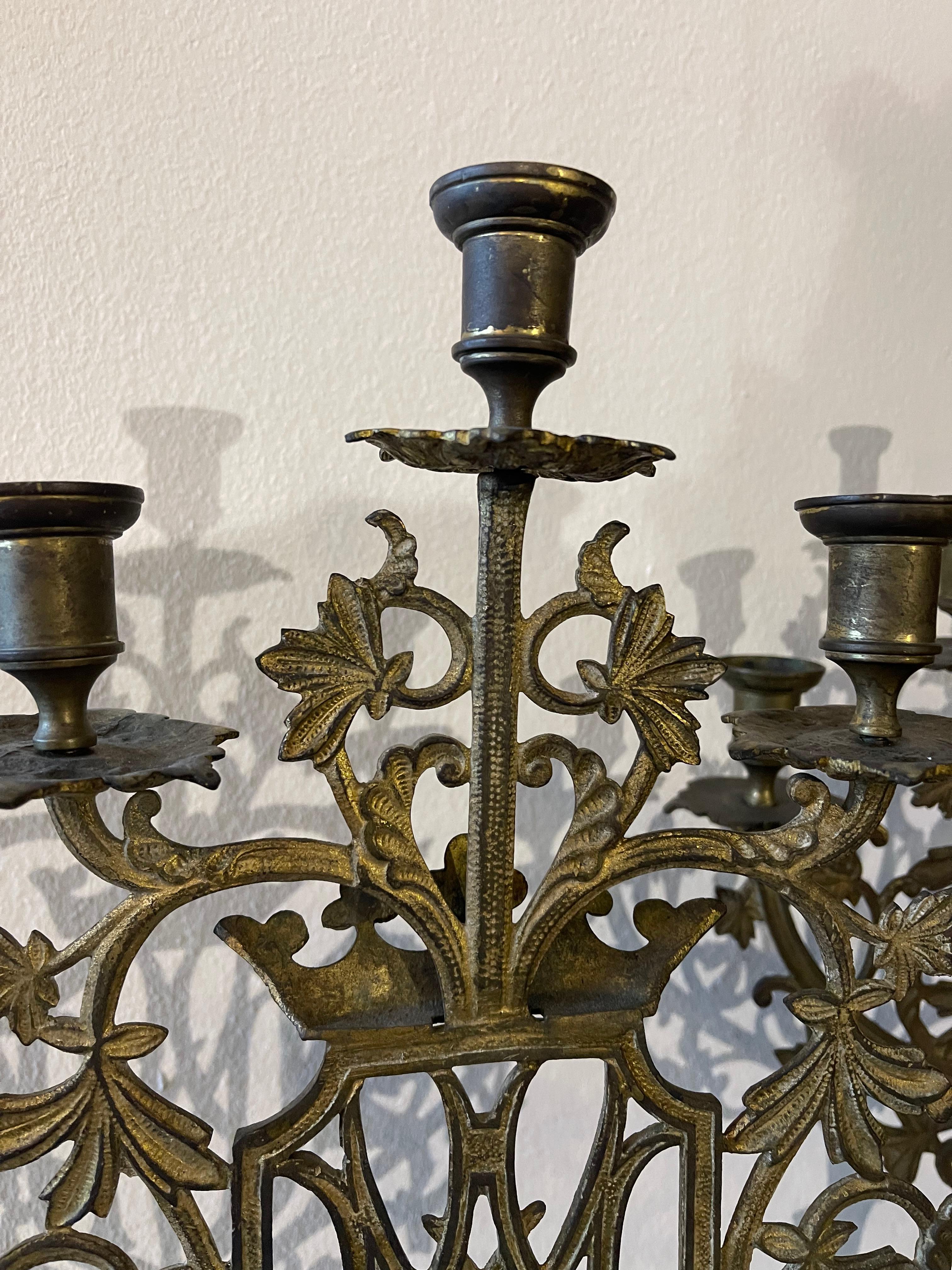 Coppia di Candelabro francese del XIX secolo in stile gotico a 5 luci in vendita 6