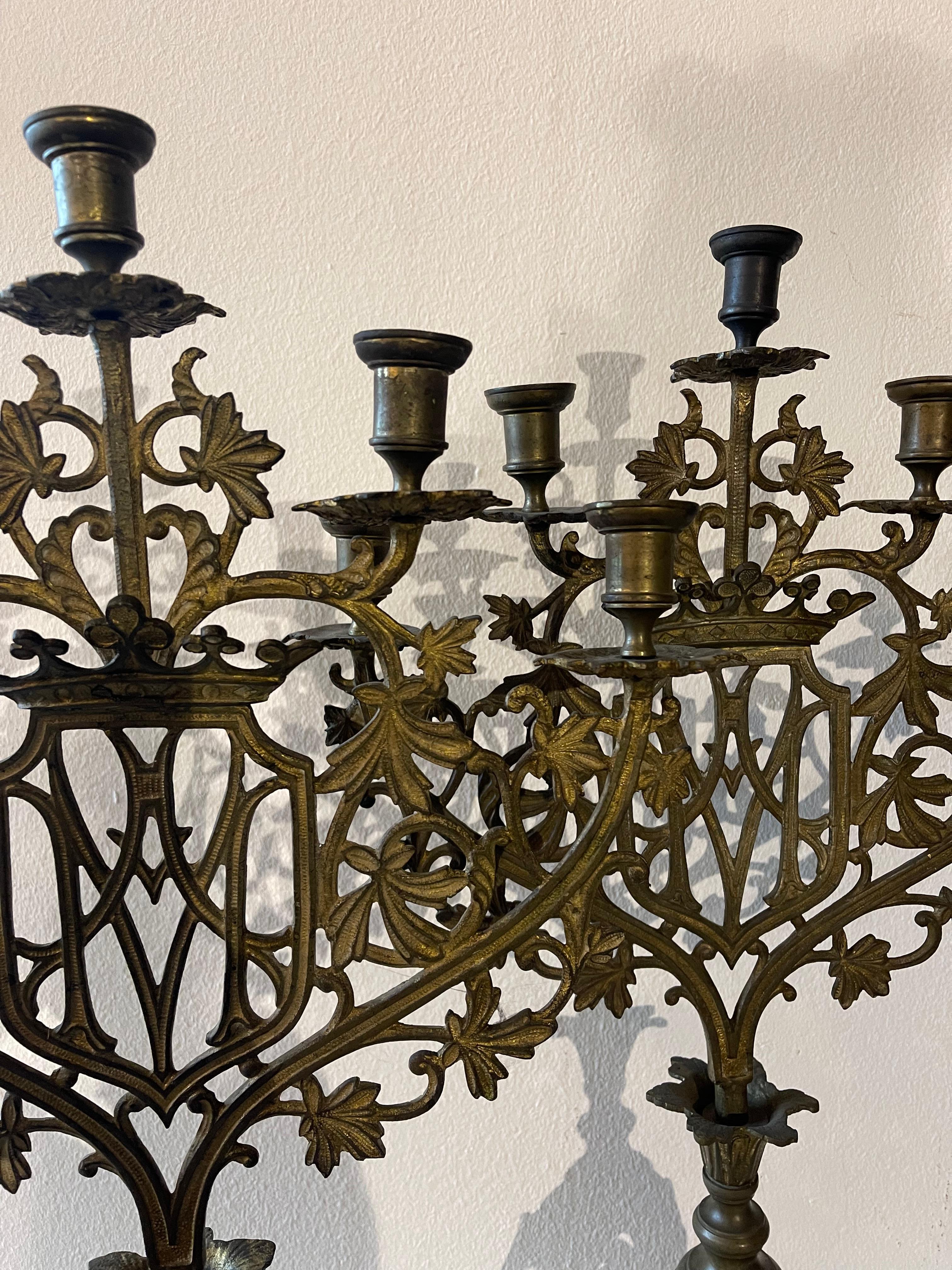 French Coppia di Candelabro francese del XIX secolo in stile gotico a 5 luci in vendita