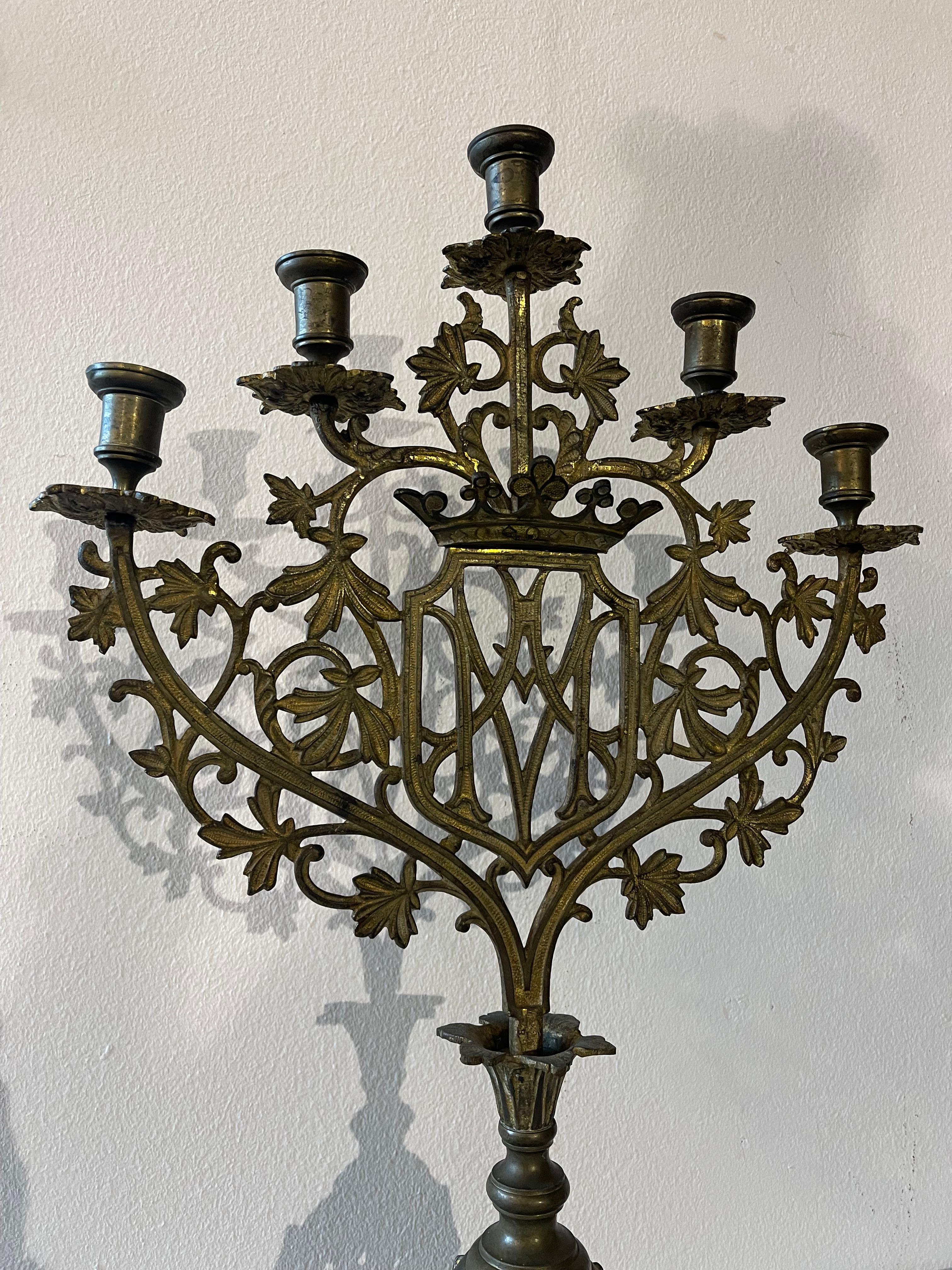 Coppia di Candelabro francese del XIX secolo in stile gotico a 5 luci In condizioni buone in vendita a Cantù, IT