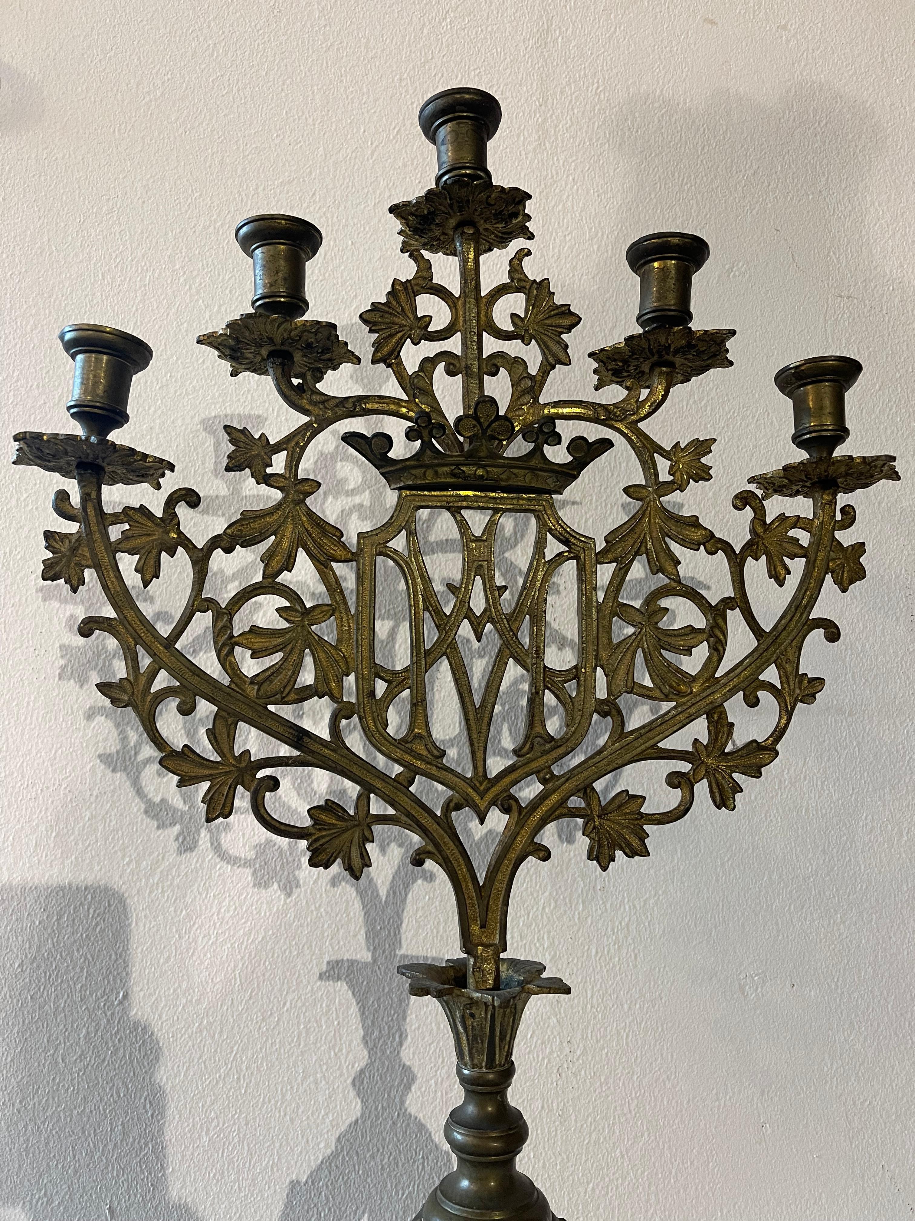Bronzo Coppia di Candelabro francese del XIX secolo in stile gotico a 5 luci in vendita