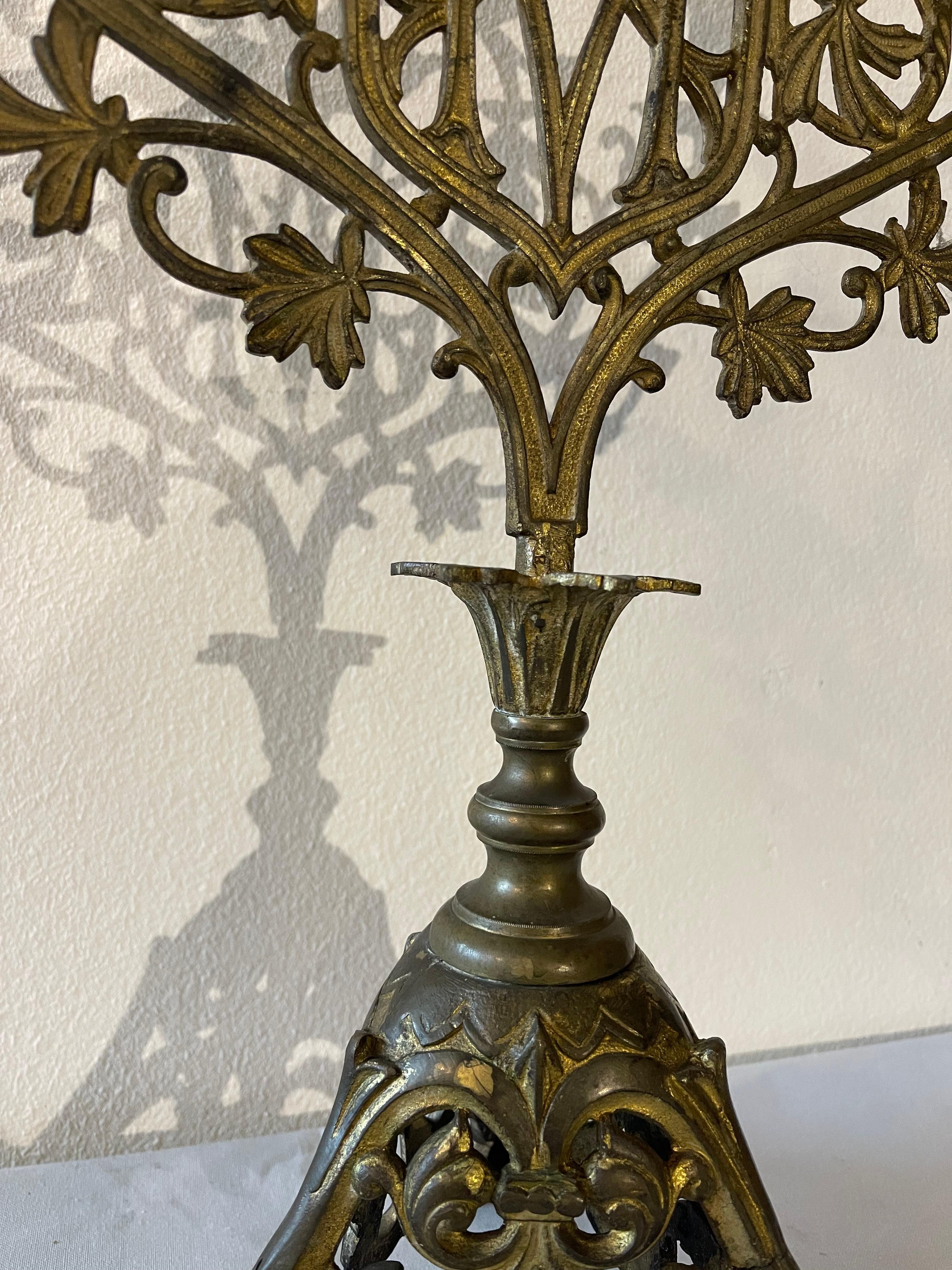 Coppia di Candelabro francese del XIX secolo in stile gotico a 5 luci in vendita 1