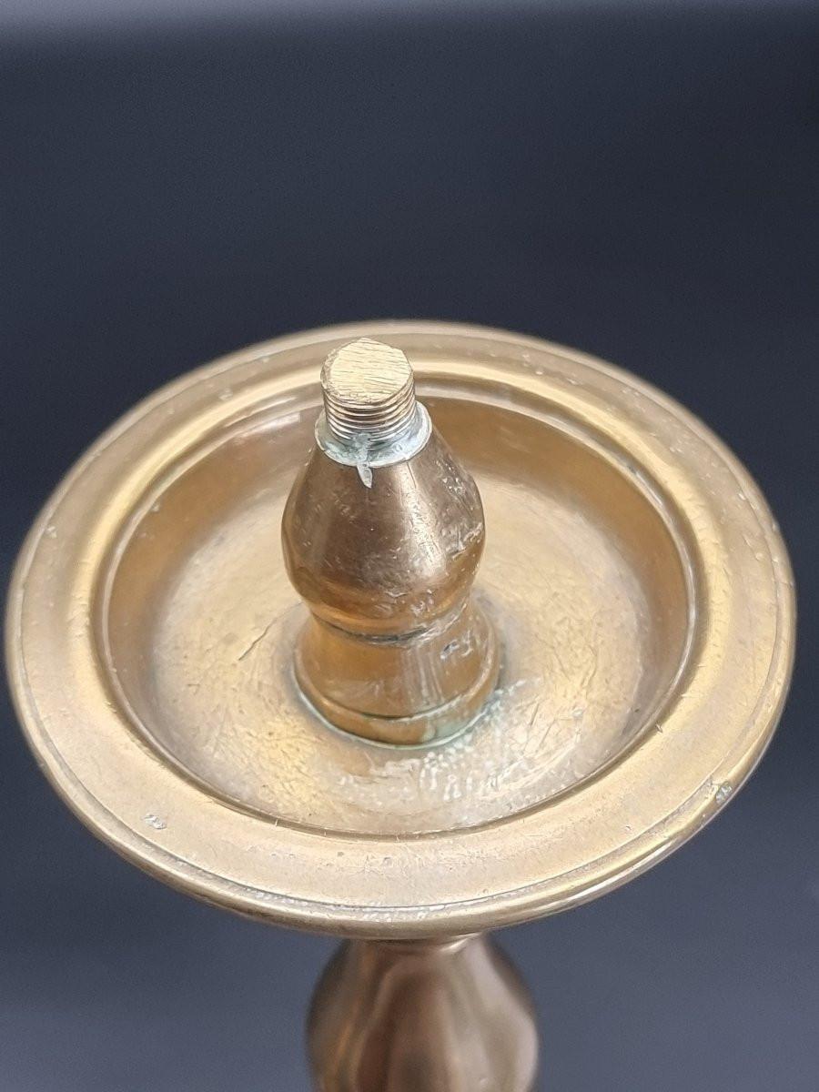 European Coppia di candeliere in ottone tornito, Italia, XVII–XVIII secolo in vendita