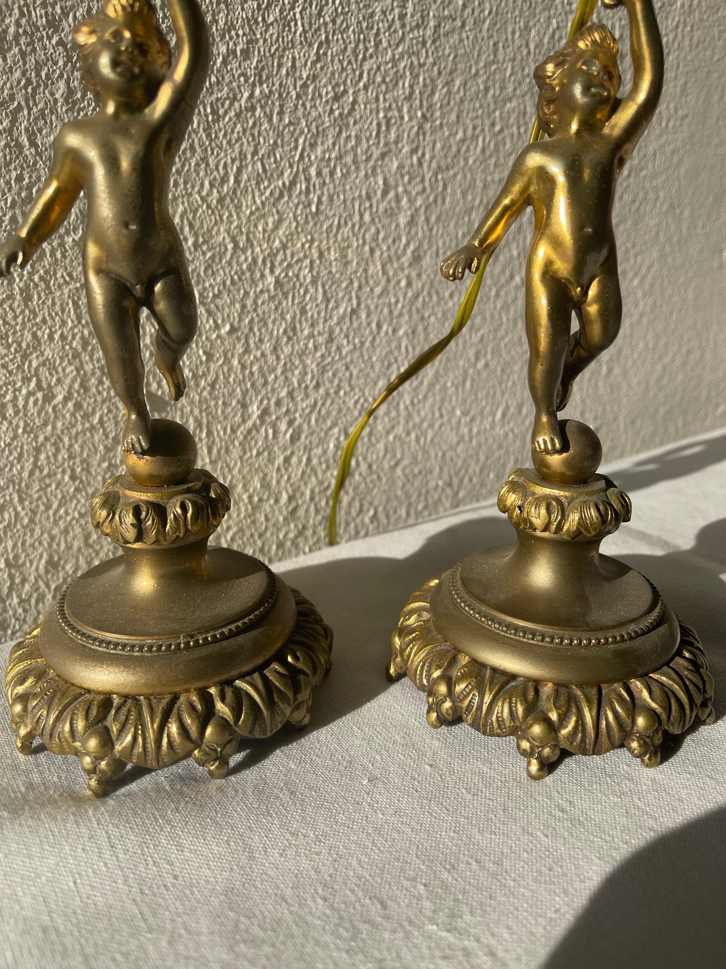 Pareja de candelabros putti franceses de bronce de los años 80 con dos focos en venta 2