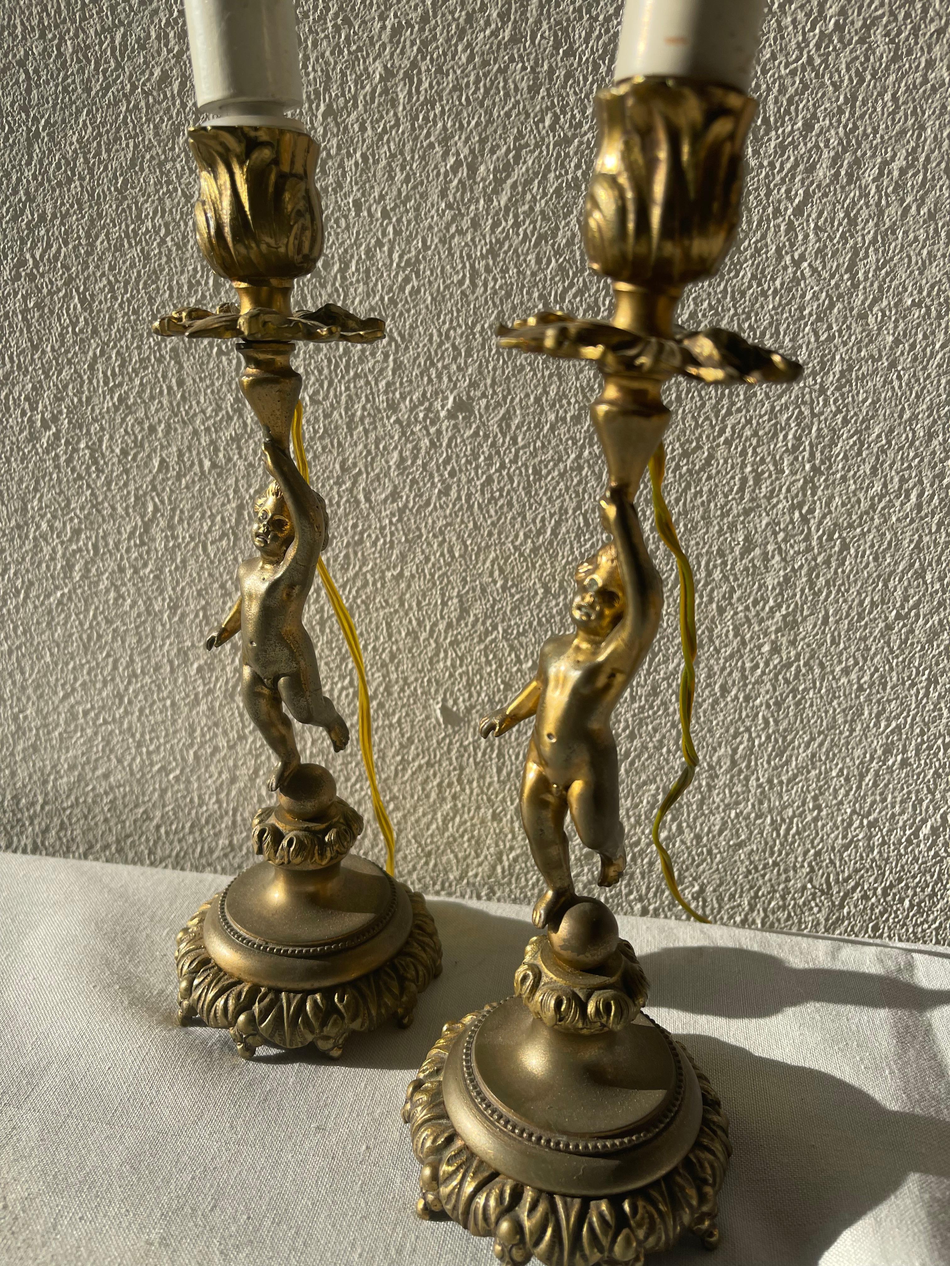 Pareja de candelabros putti franceses de bronce de los años 80 con dos focos en venta 3
