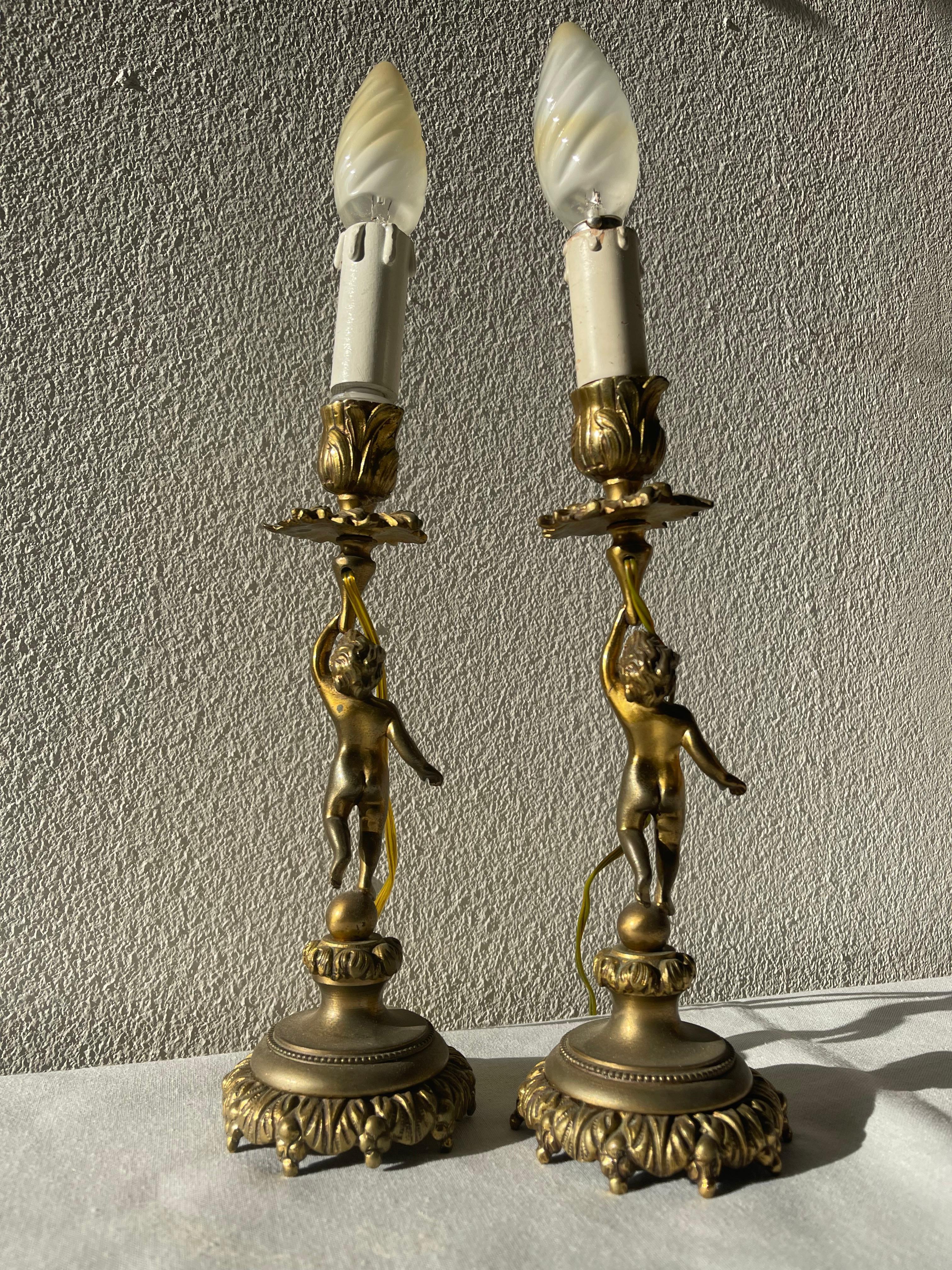 Pareja de candelabros putti de bronce francés de los años 80 -  Colección privada Domenico Rugiano 