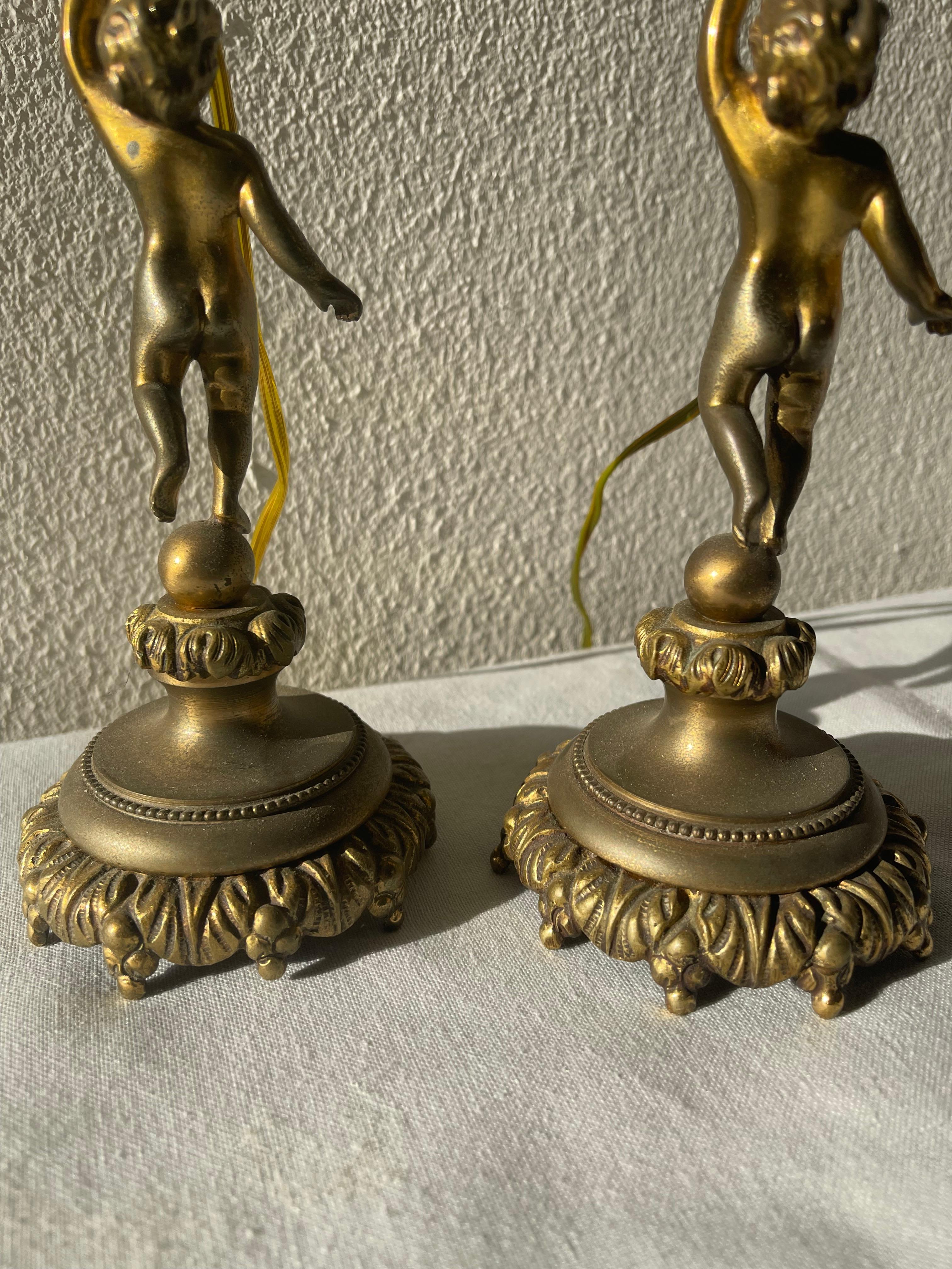 Pareja de candelabros putti franceses de bronce de los años 80 con dos focos Art Nouveau en venta