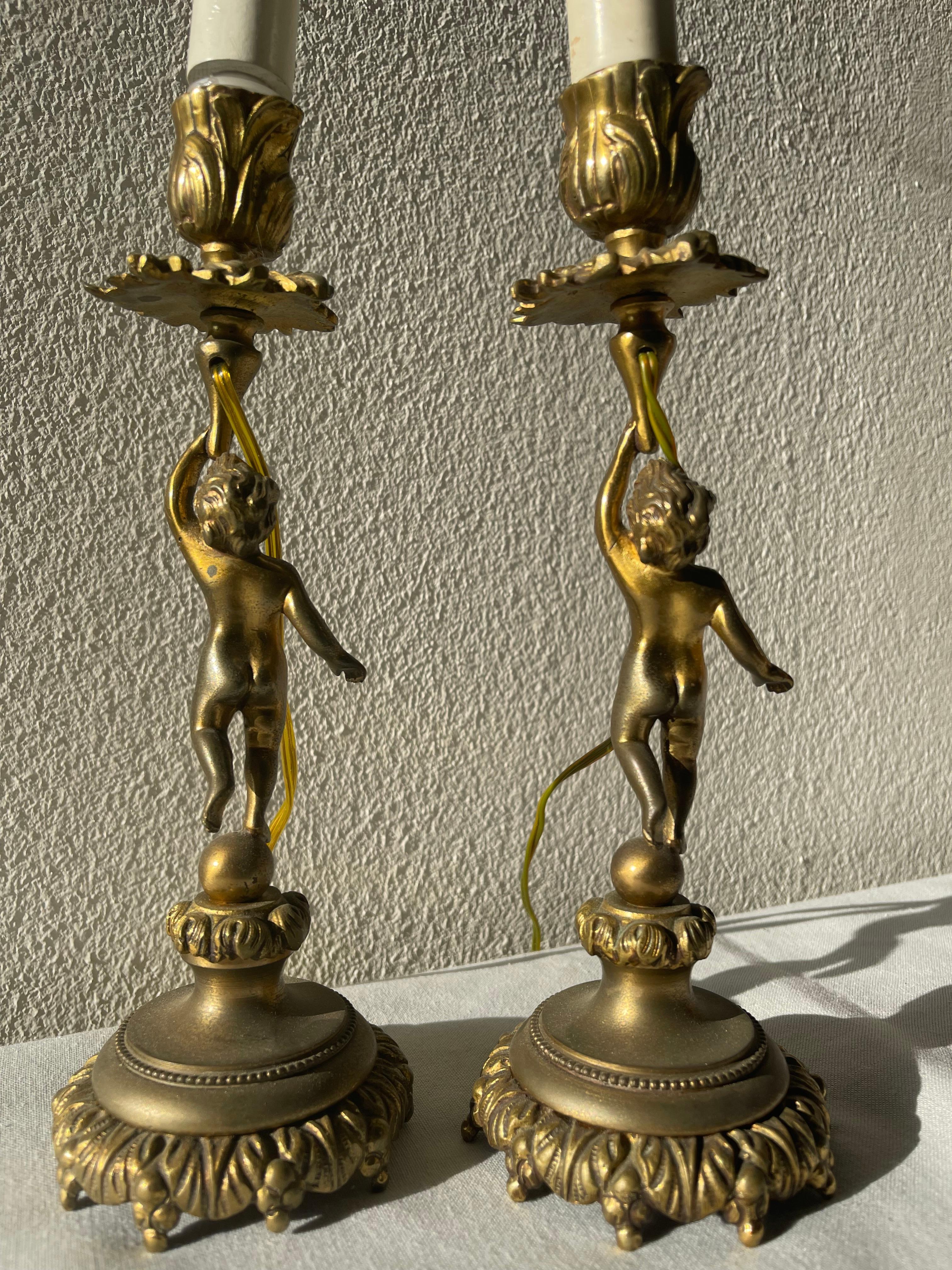 Pareja de candelabros putti franceses de bronce de los años 80 con dos focos French en venta