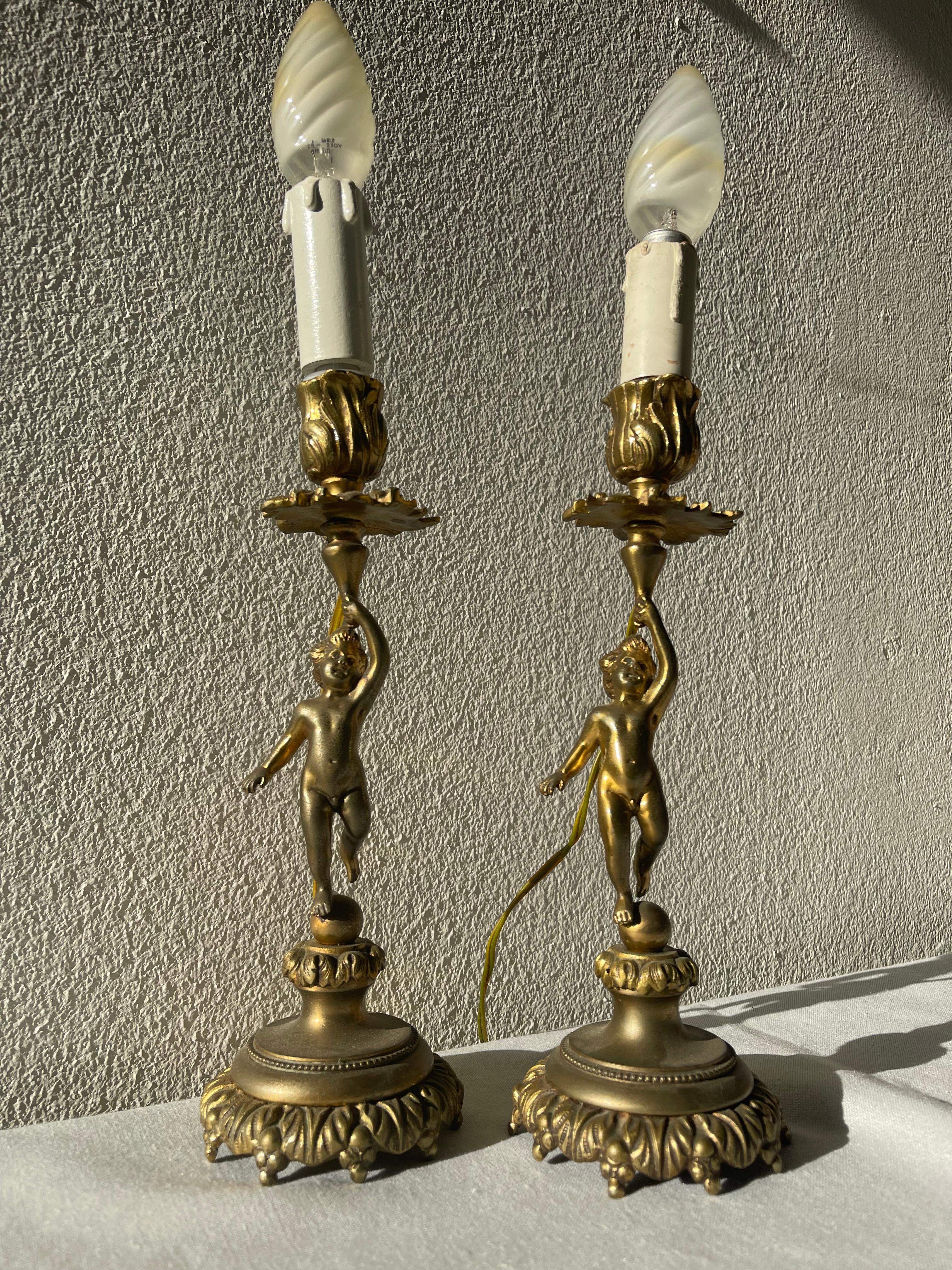 Pareja de candelabros putti franceses de bronce de los años 80 con dos focos Otro en venta