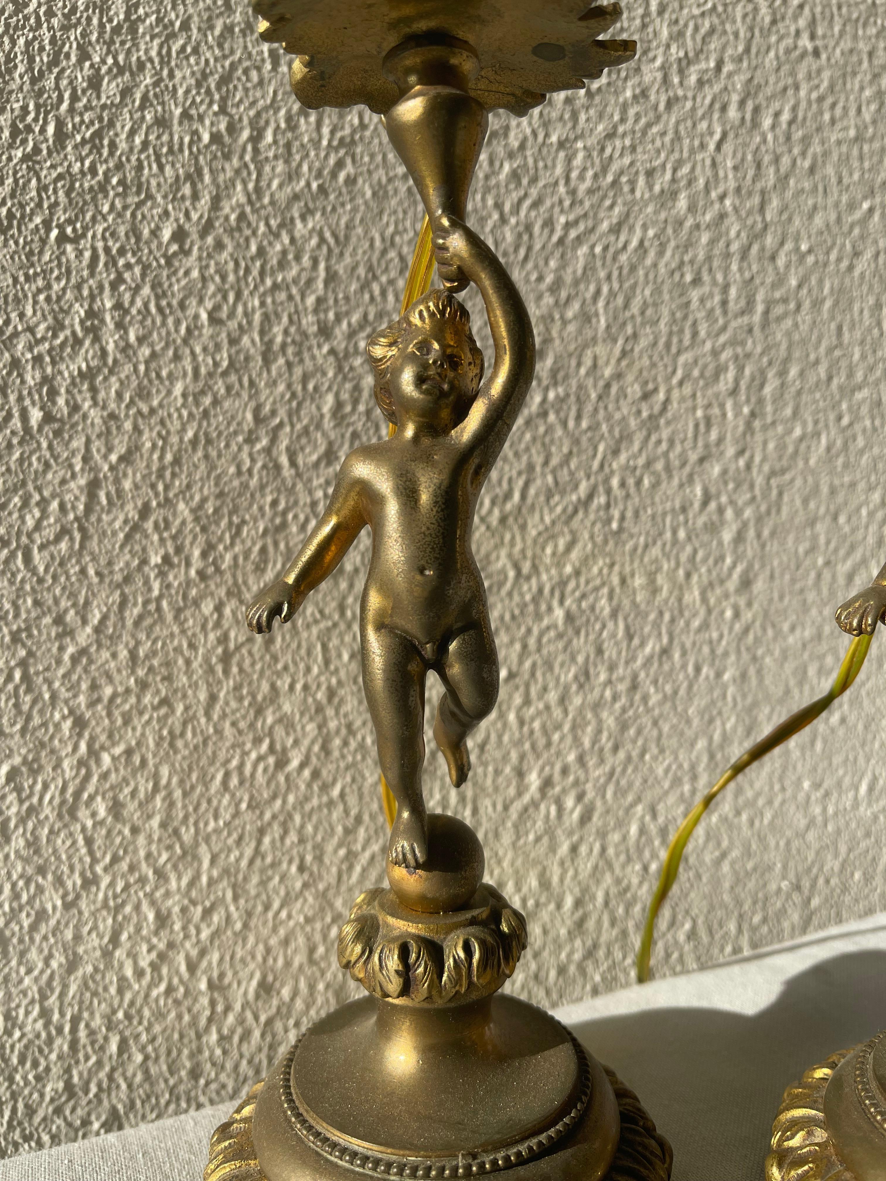 Pareja de candelabros putti franceses de bronce de los años 80 con dos focos 20th Century en venta