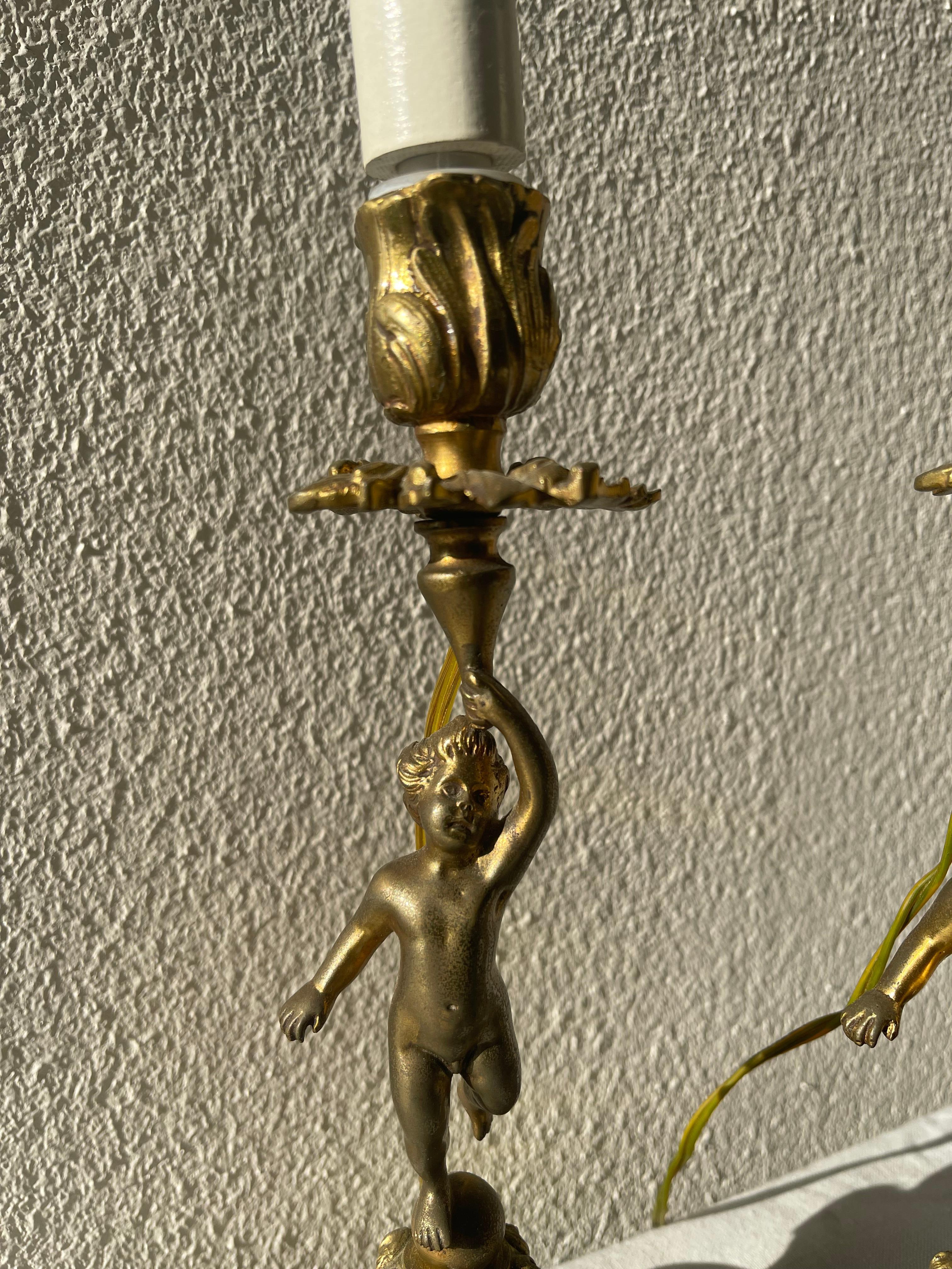 Pareja de candelabros putti franceses de bronce de los años 80 con dos focos Bronce en venta