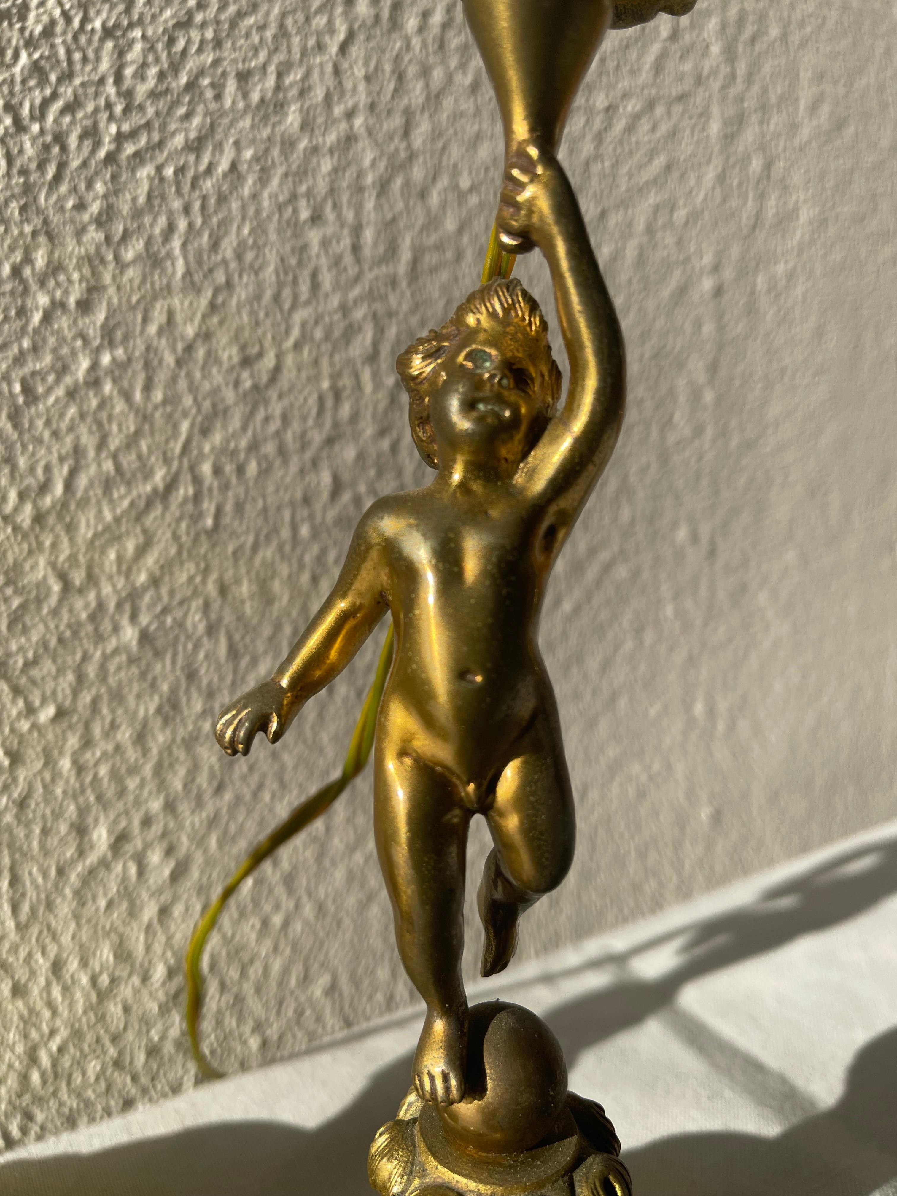 Pareja de candelabros putti franceses de bronce de los años 80 con dos focos en venta 1