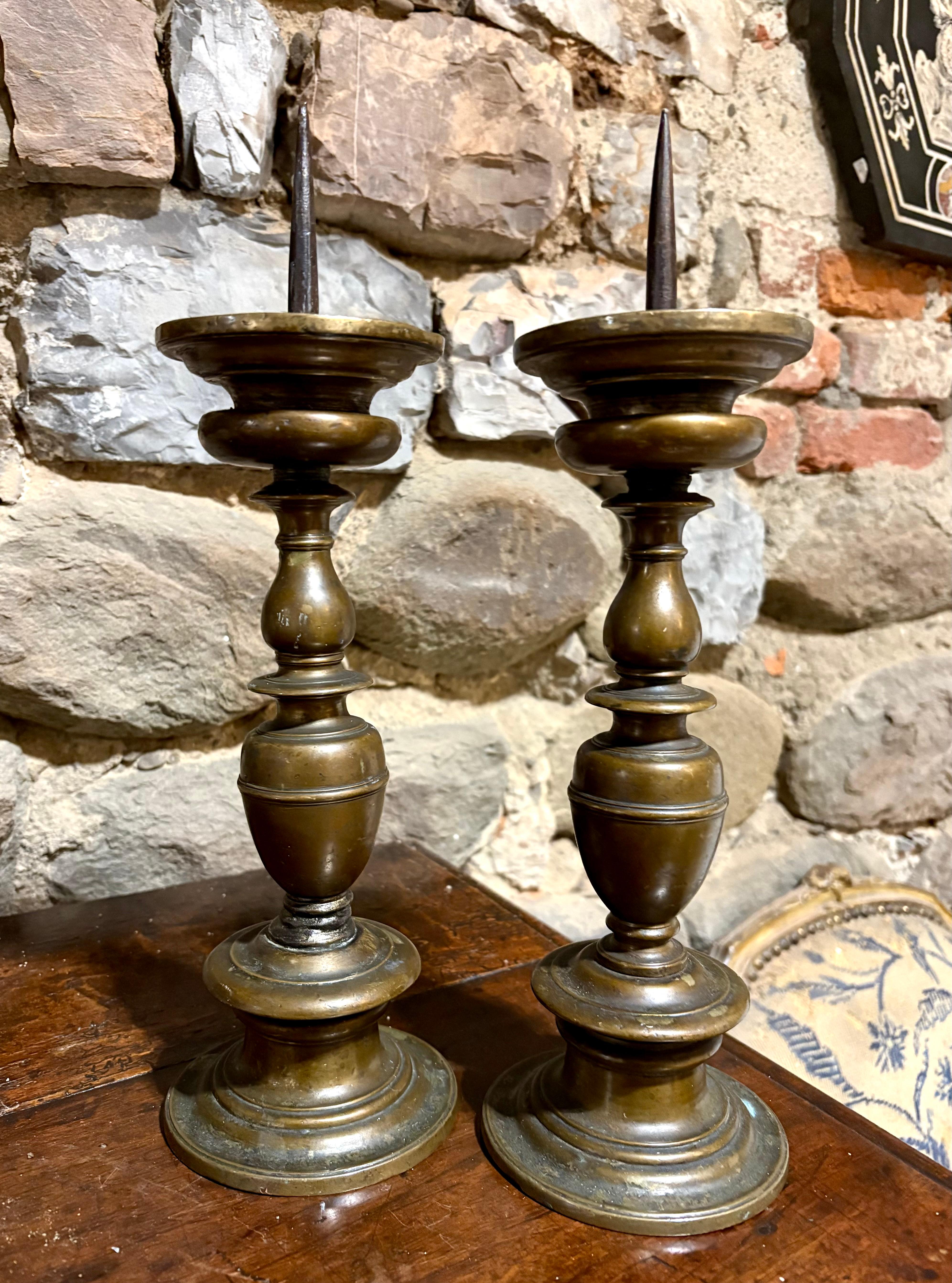 Coppia di pique-cierges barocchi in bronzo fuso e tornito, Firenze, XVII secolo. Modello di piquet tipicamente fiorentino conosciuto con il nome di 