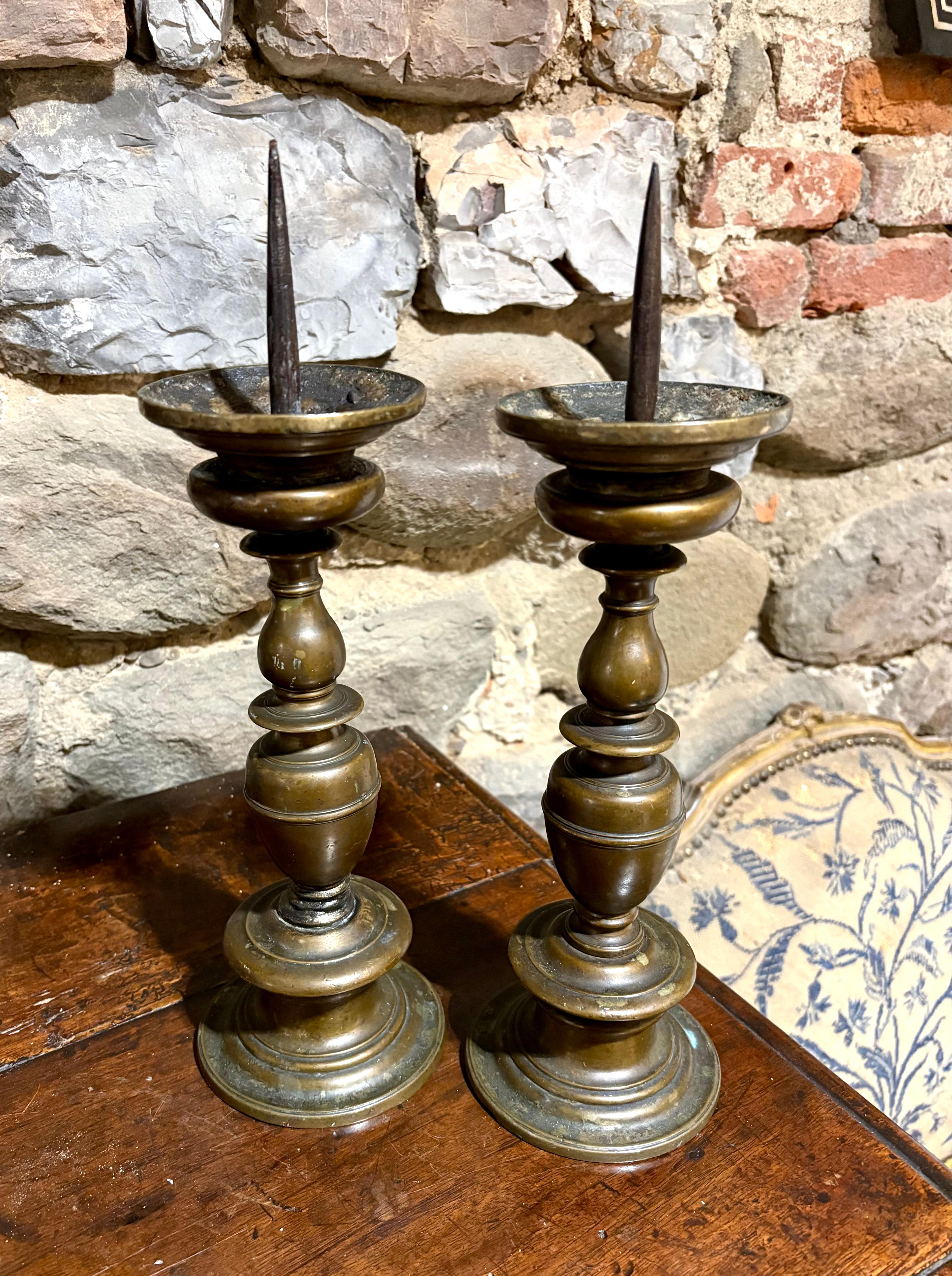 Barocco Coppia di Candelieri Barocchi a Rocchetto in Bronzo Firenze XVII in vendita