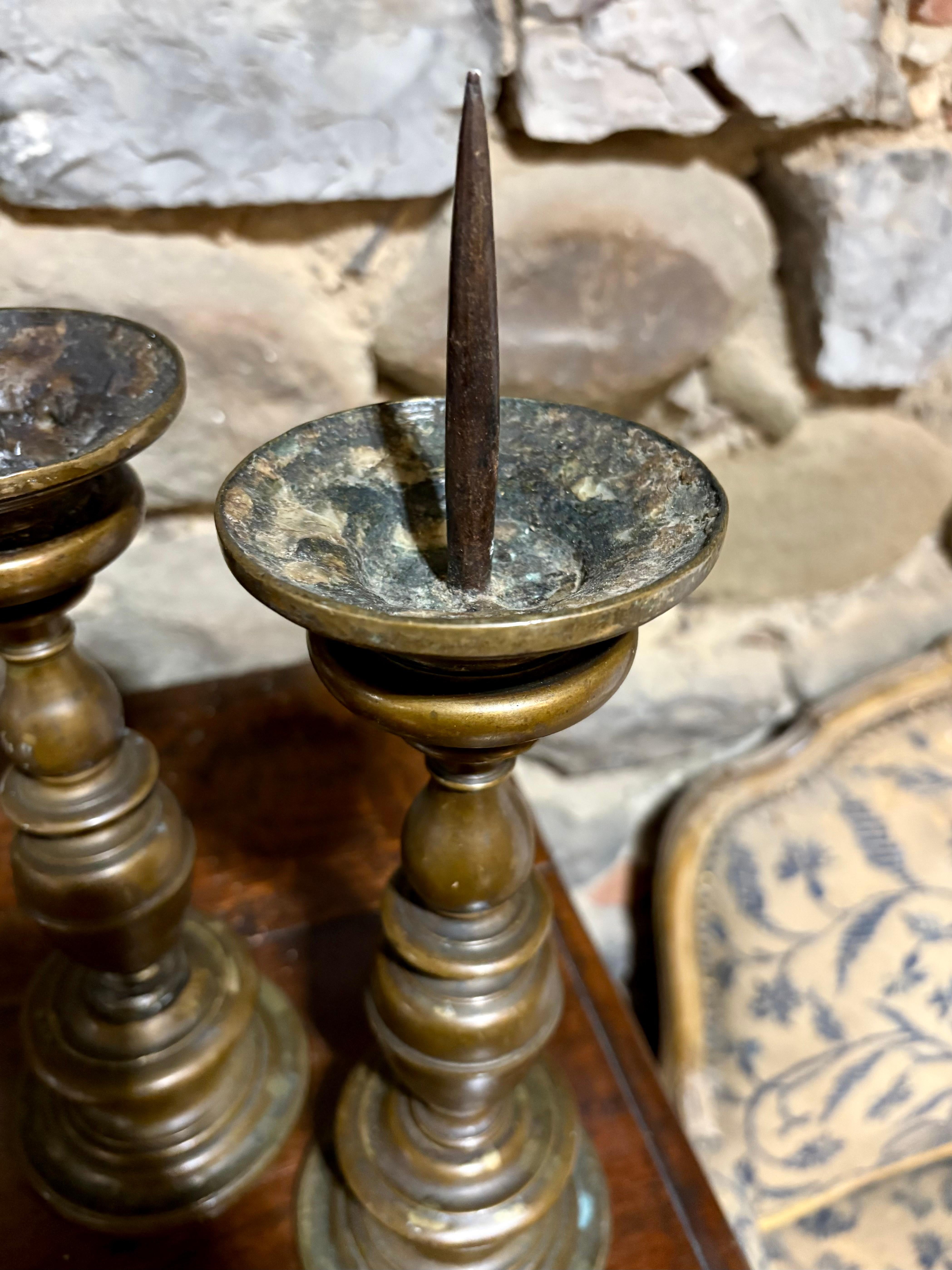 Italiano Coppia di Candelieri Barocchi a Rocchetto in Bronzo Firenze XVII in vendita