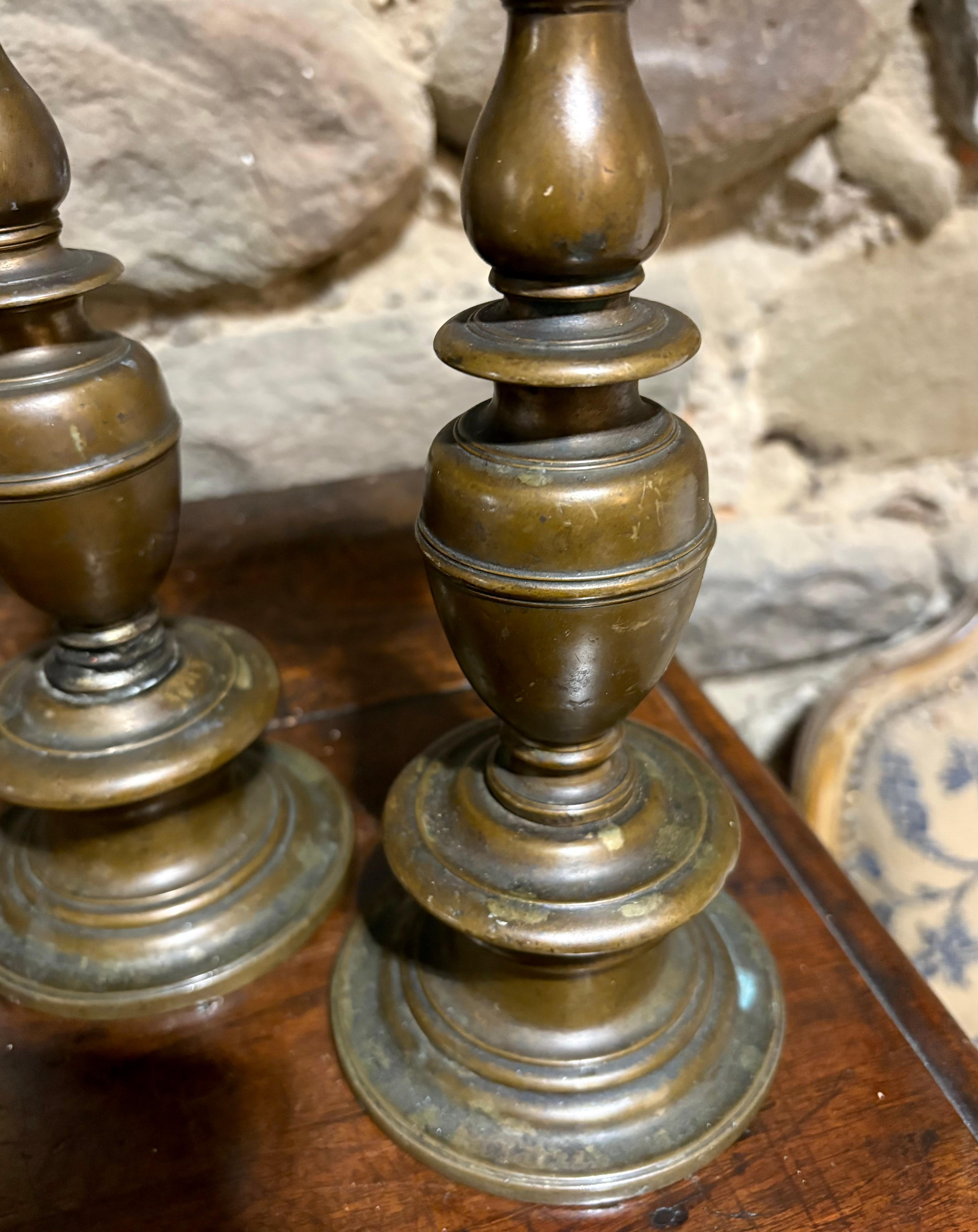 Coppia di Candelieri Barocchi a Rocchetto in Bronzo Firenze XVII In condizioni discrete in vendita a Pistoia, IT