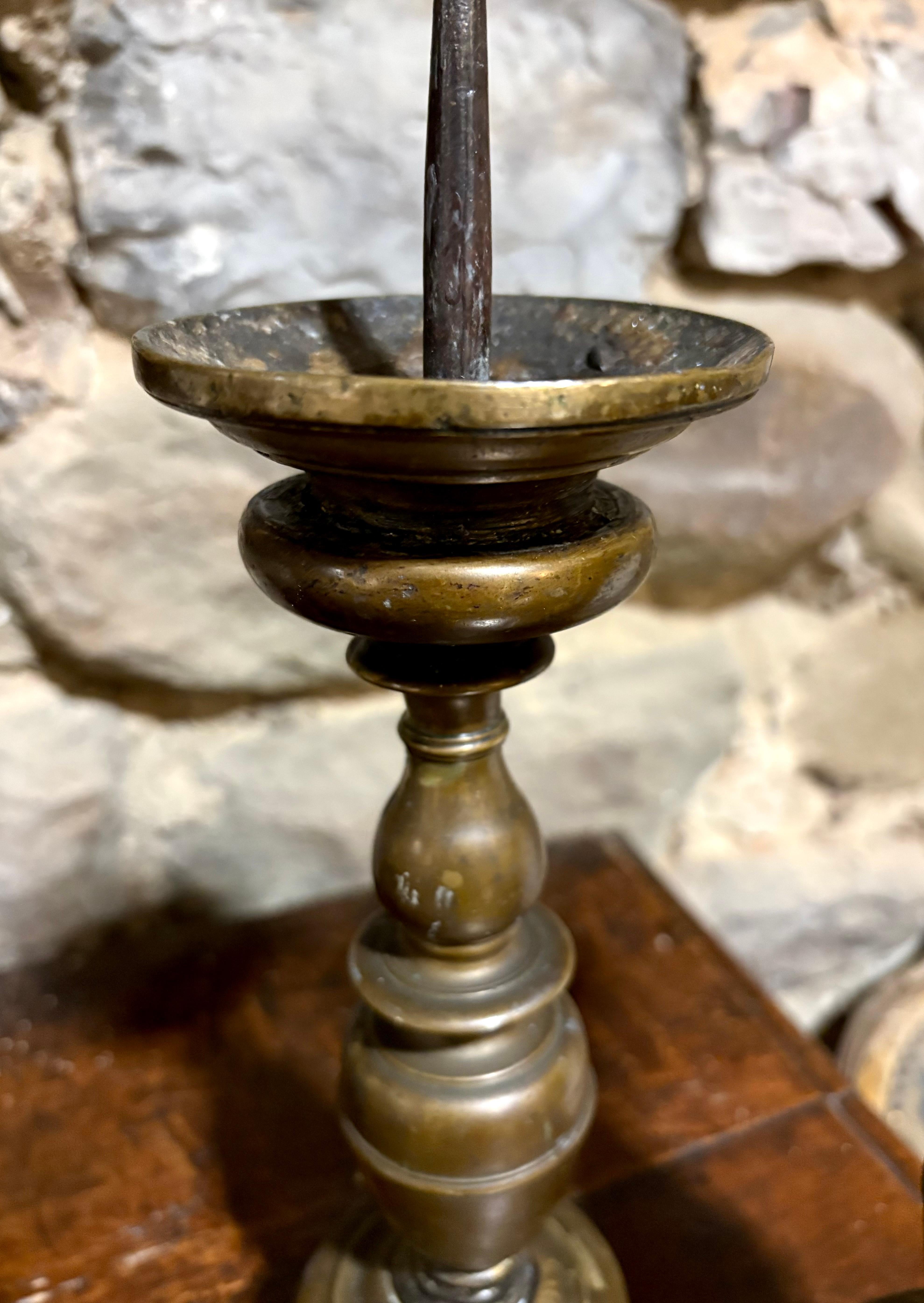 Fino al XVIII secolo Coppia di Candelieri Barocchi a Rocchetto in Bronzo Firenze XVII in vendita