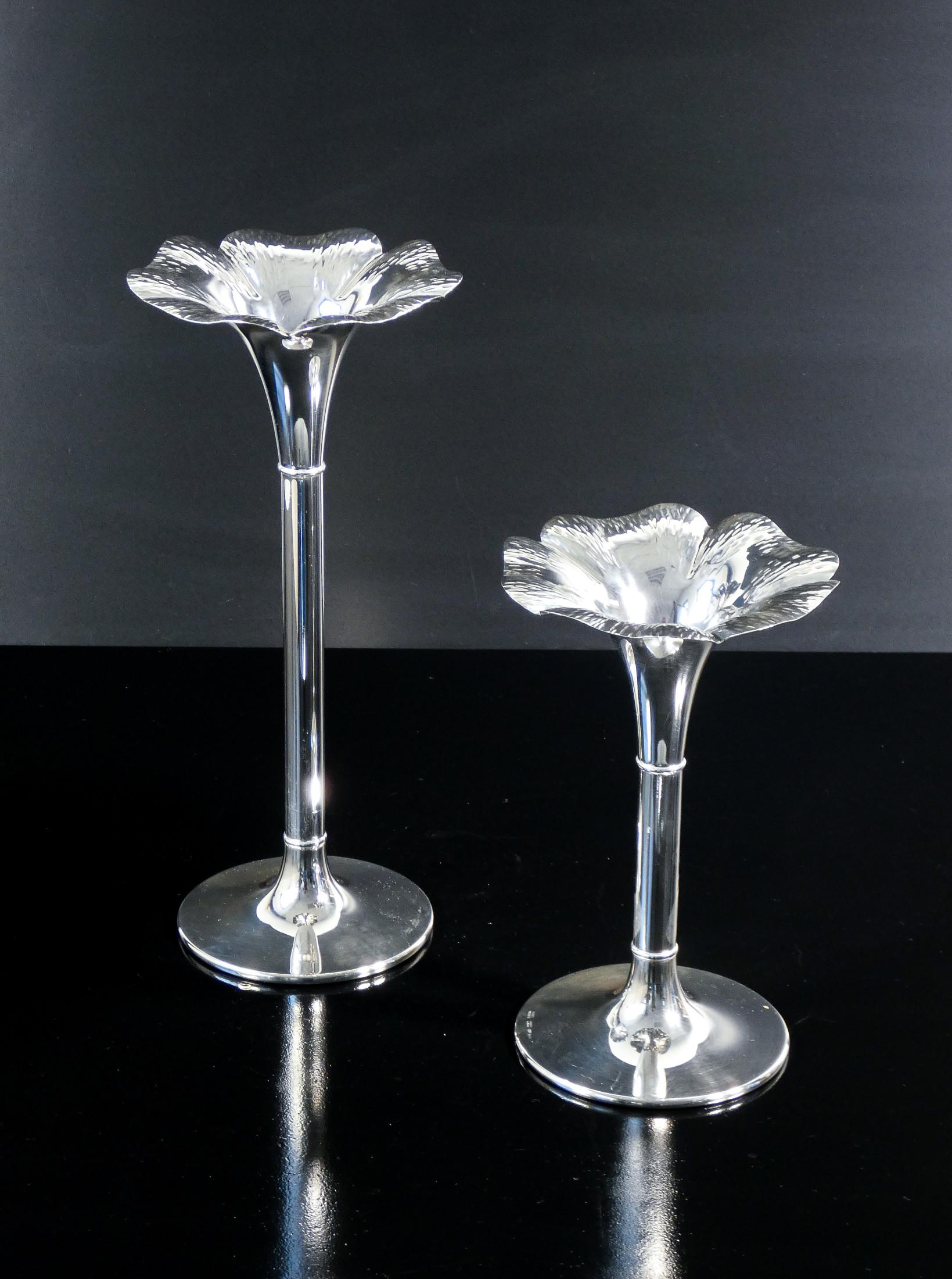 Paire de chandeliers
argent 925
par Giuseppe SILVA.

ORIGINE
Italie

PÉRIODE
Deuxième vingtième siècle

MARQUE
Joseph SILVA
(844 MI)

MATÉRIAUX
Argent 925

DIMENSIONS
Très bien :
H 30,5 / Ø 14 cm

Petit :
H 21,5 / Ø 14 cm

POIDS
578