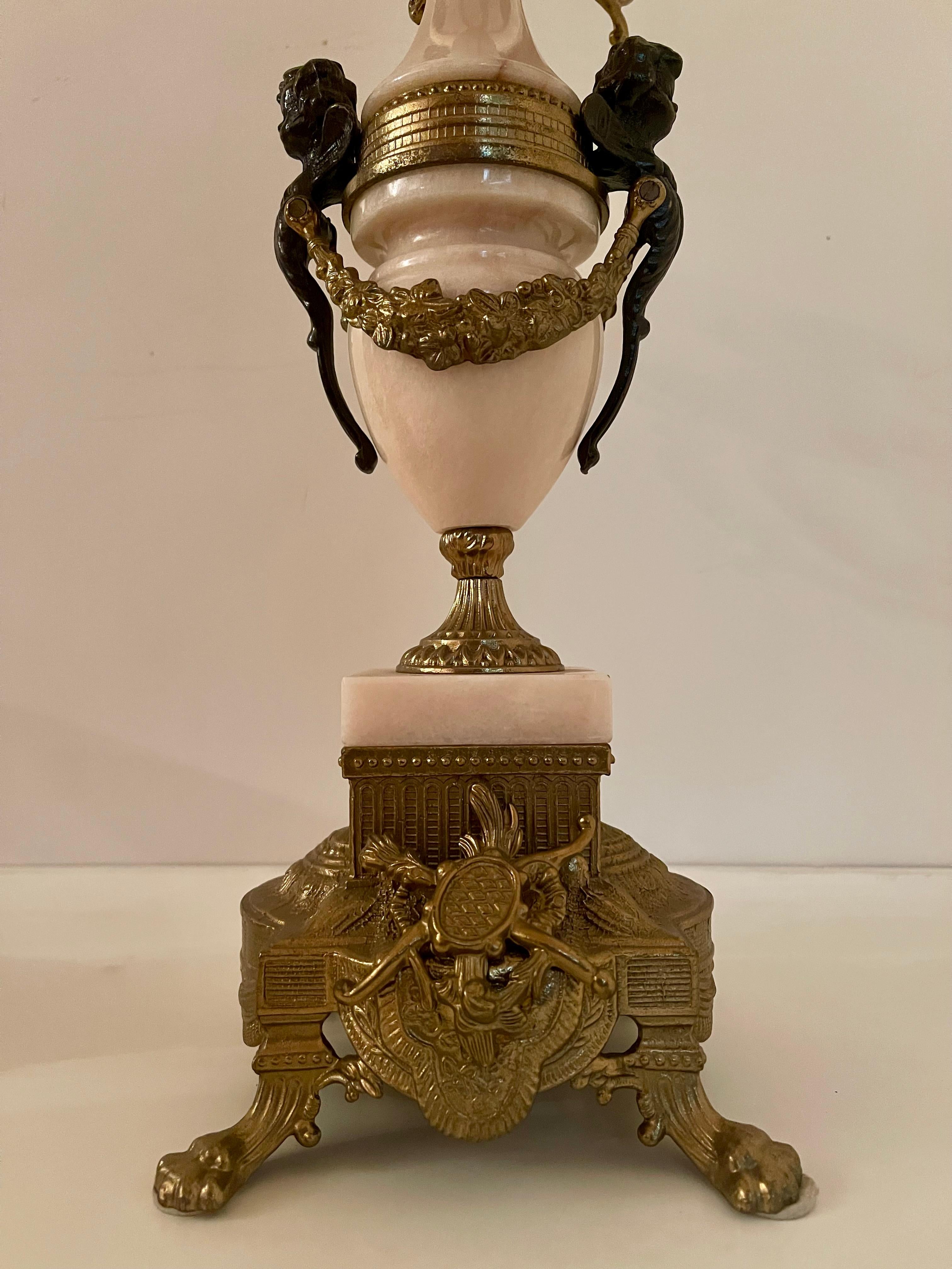 Coppia di candelieri in bronzo e marmo, stile francese, XX secolo in vendita 3
