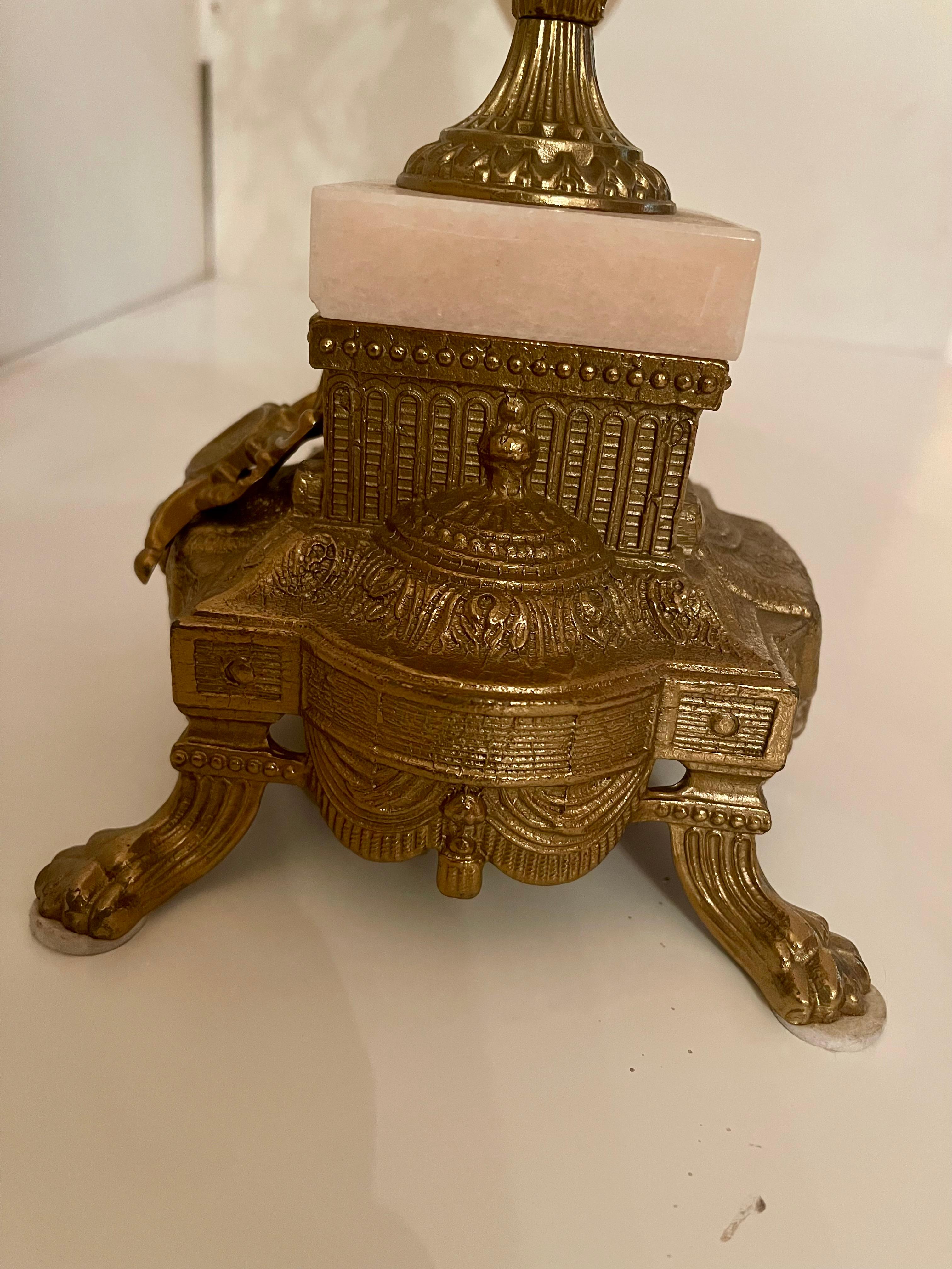 Coppia di candelieri in bronzo e marmo, stile francese, XX secolo in vendita 4