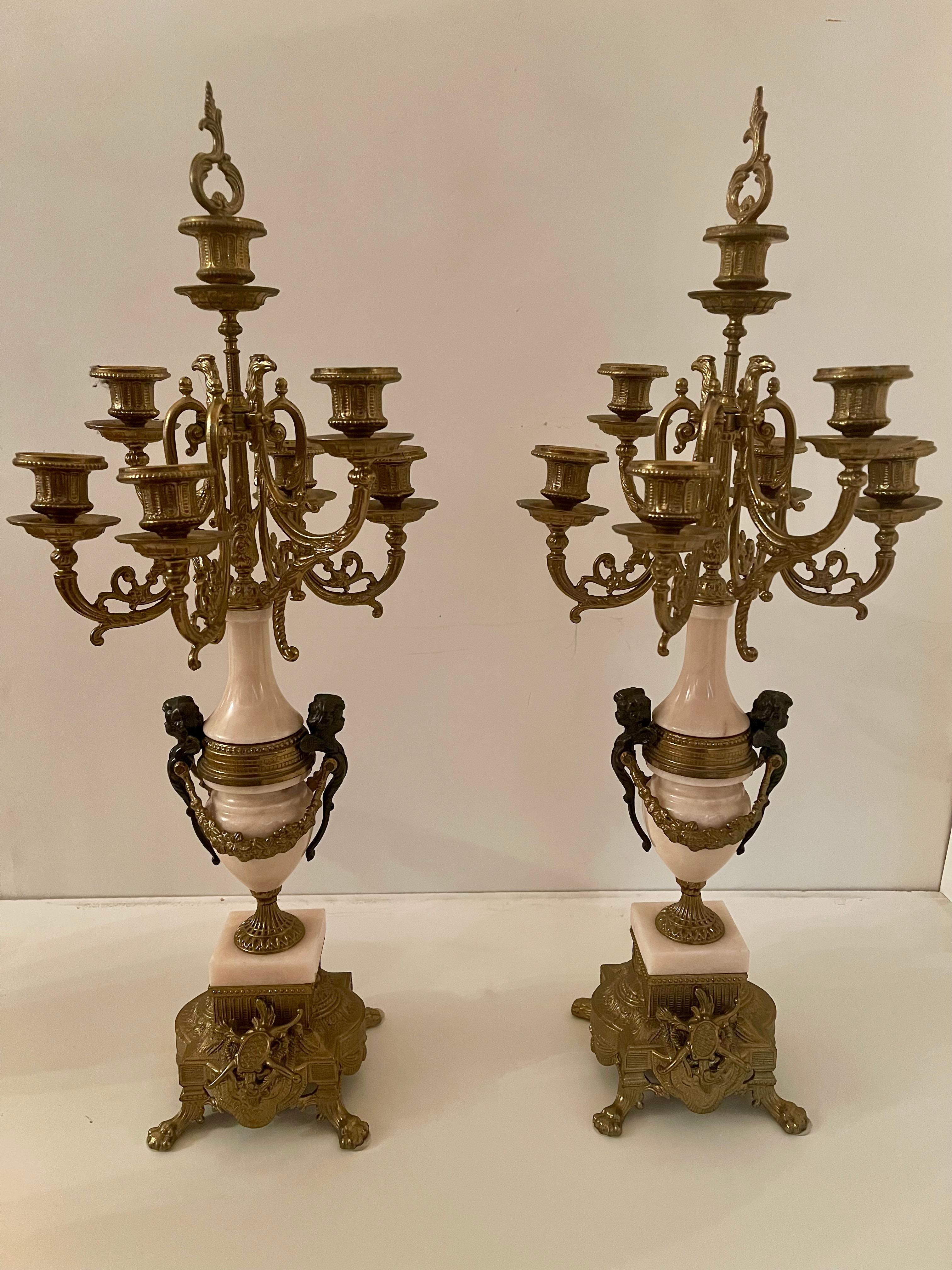 Coppia di candelieri in bronzo e marmo, stile francese, XX secolo in vendita 5