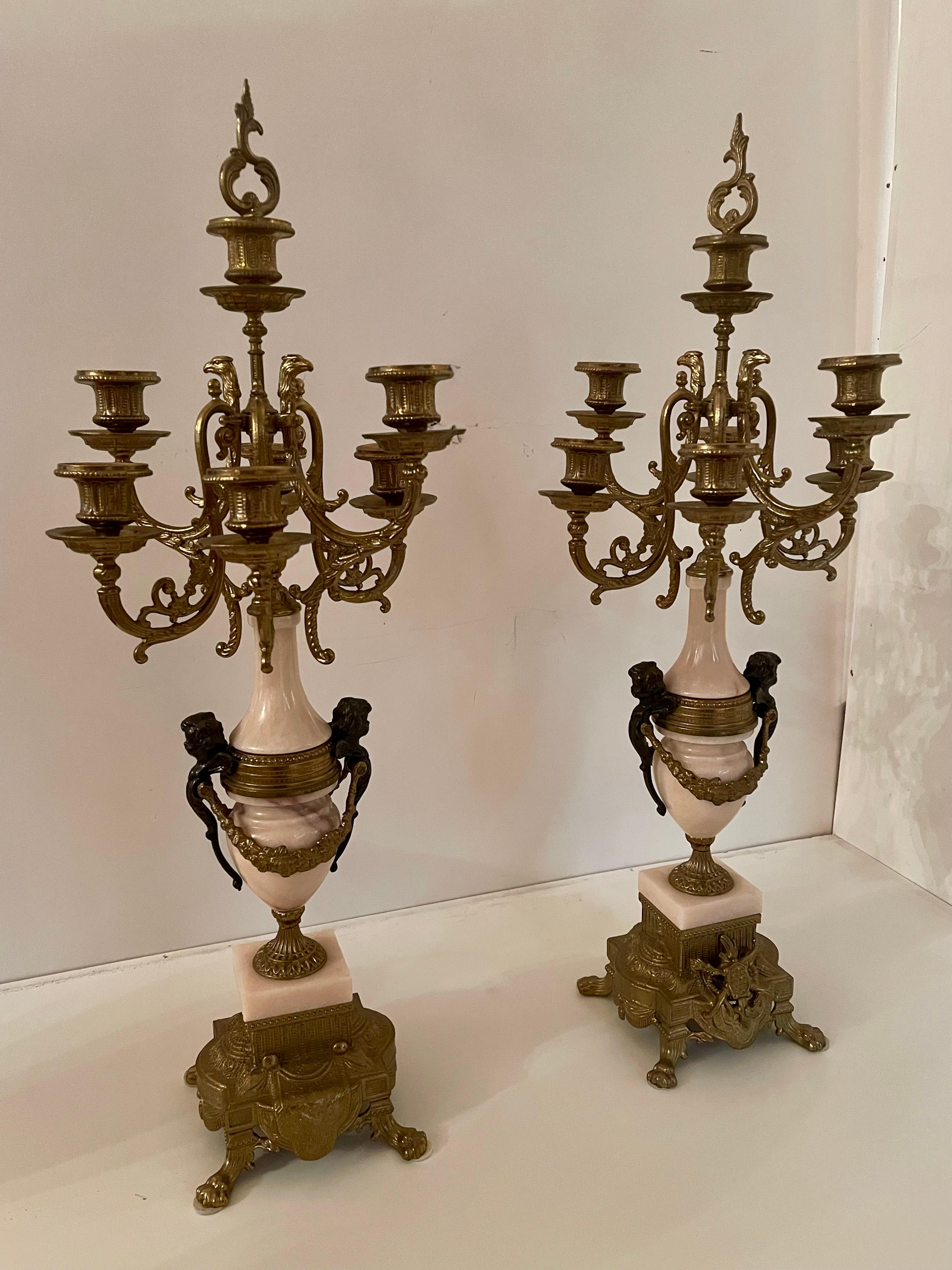 Italian Coppia di candelieri in bronzo e marmo, stile francese, XX secolo in vendita