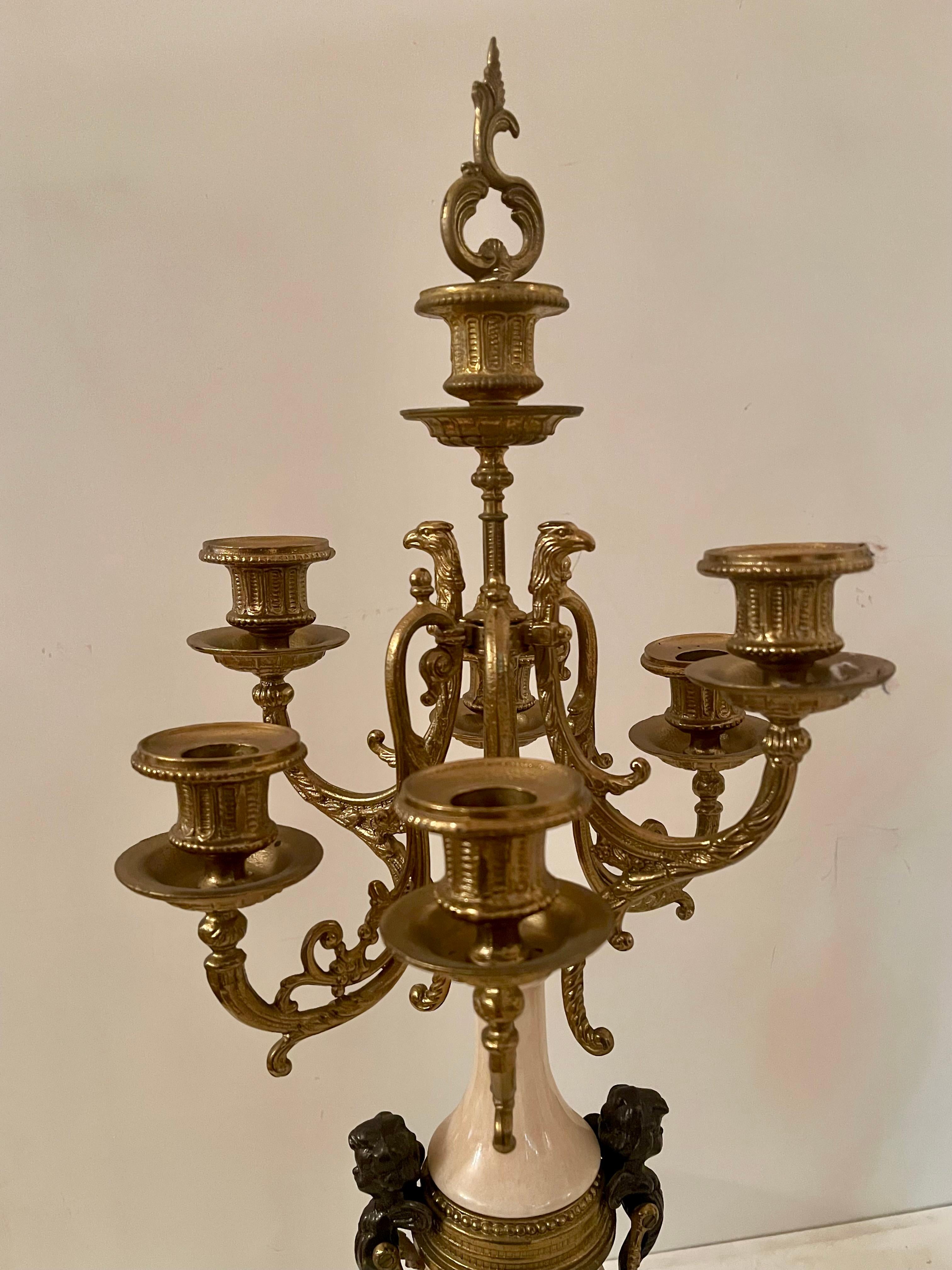Coppia di candelieri in bronzo e marmo, stile francese, XX secolo In condizioni ottime in vendita a Cantù, IT