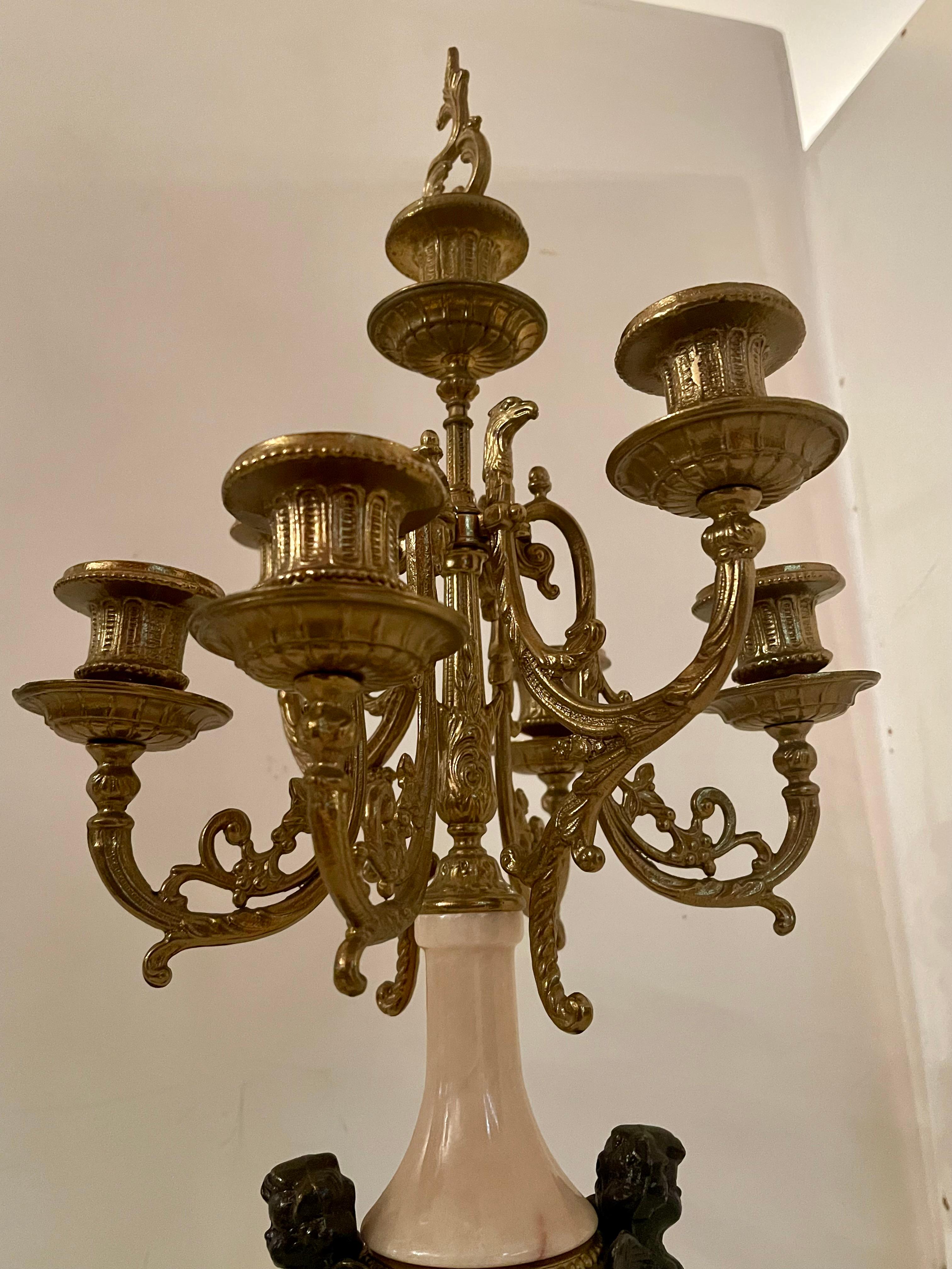 Bronzo Coppia di candelieri in bronzo e marmo, stile francese, XX secolo in vendita
