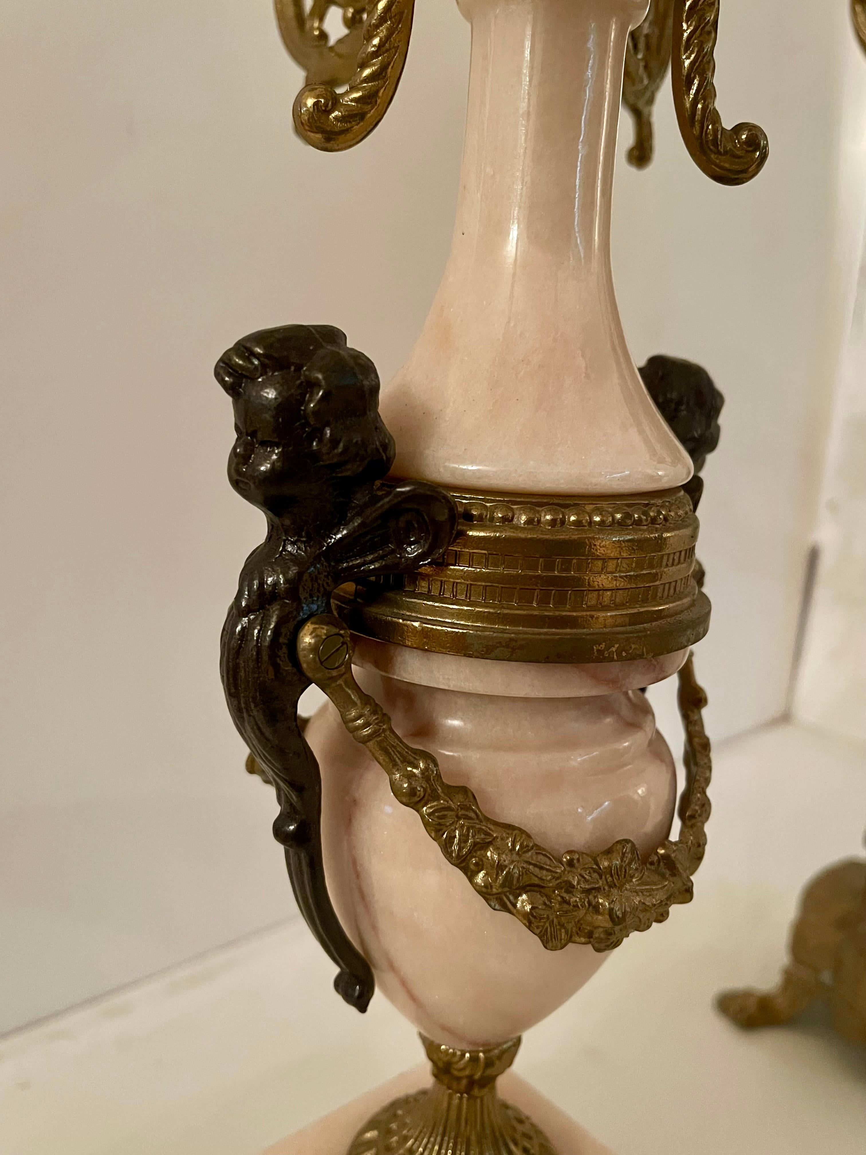 Coppia di candelieri in bronzo e marmo, stile francese, XX secolo in vendita 1