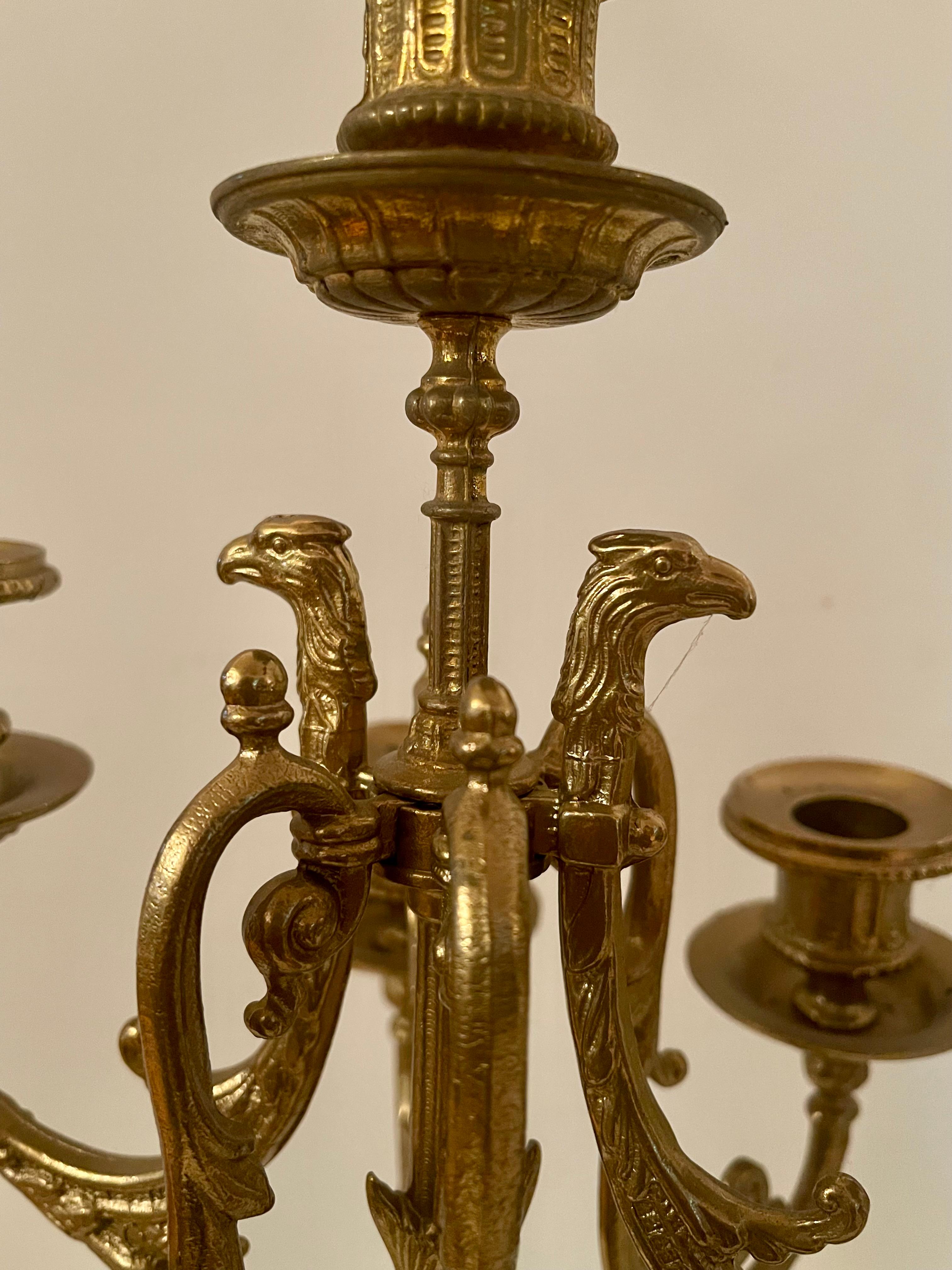 Coppia di candelieri in bronzo e marmo, stile francese, XX secolo in vendita 2