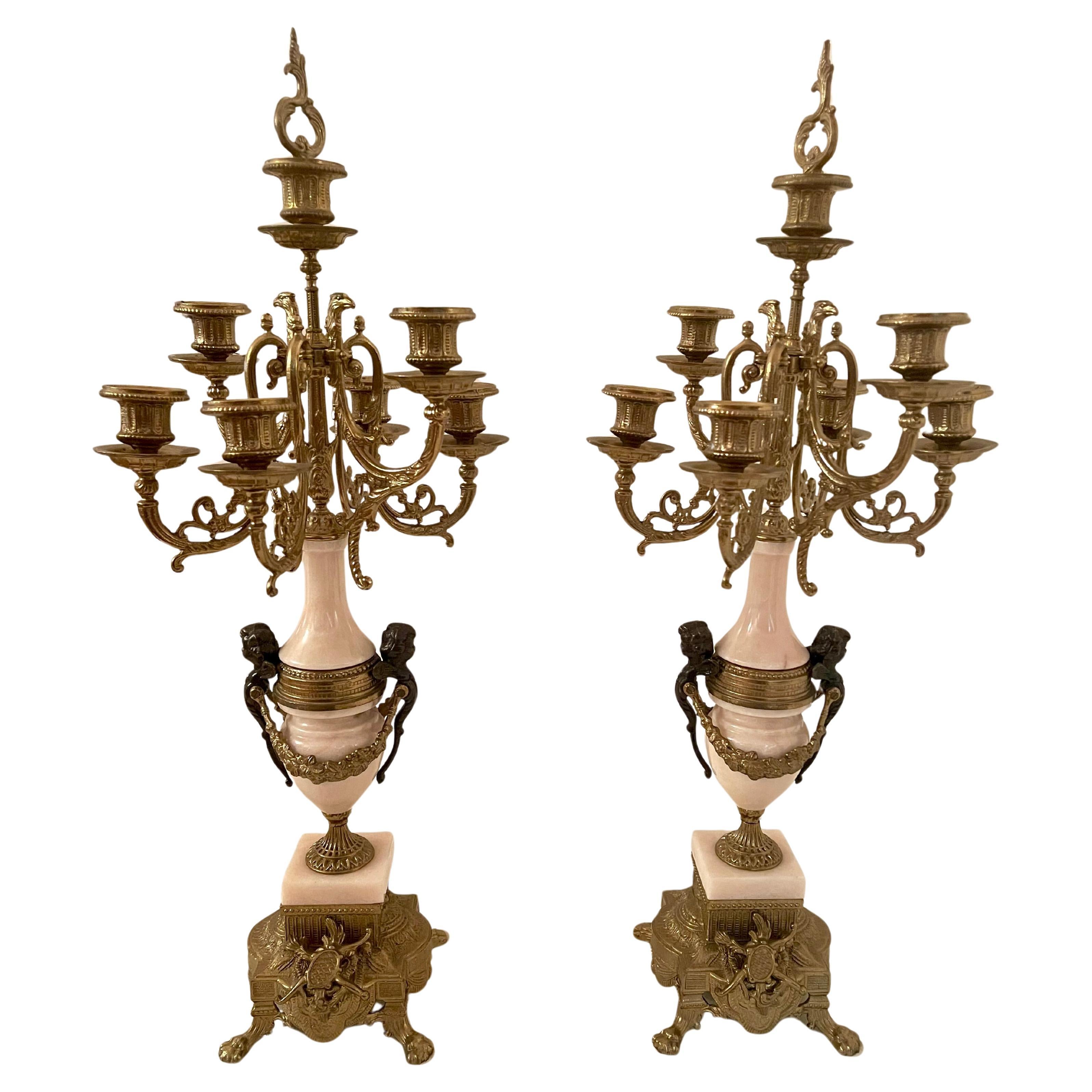 Coppia di candelieri in bronzo e marmo, stile francese, XX secolo in vendita