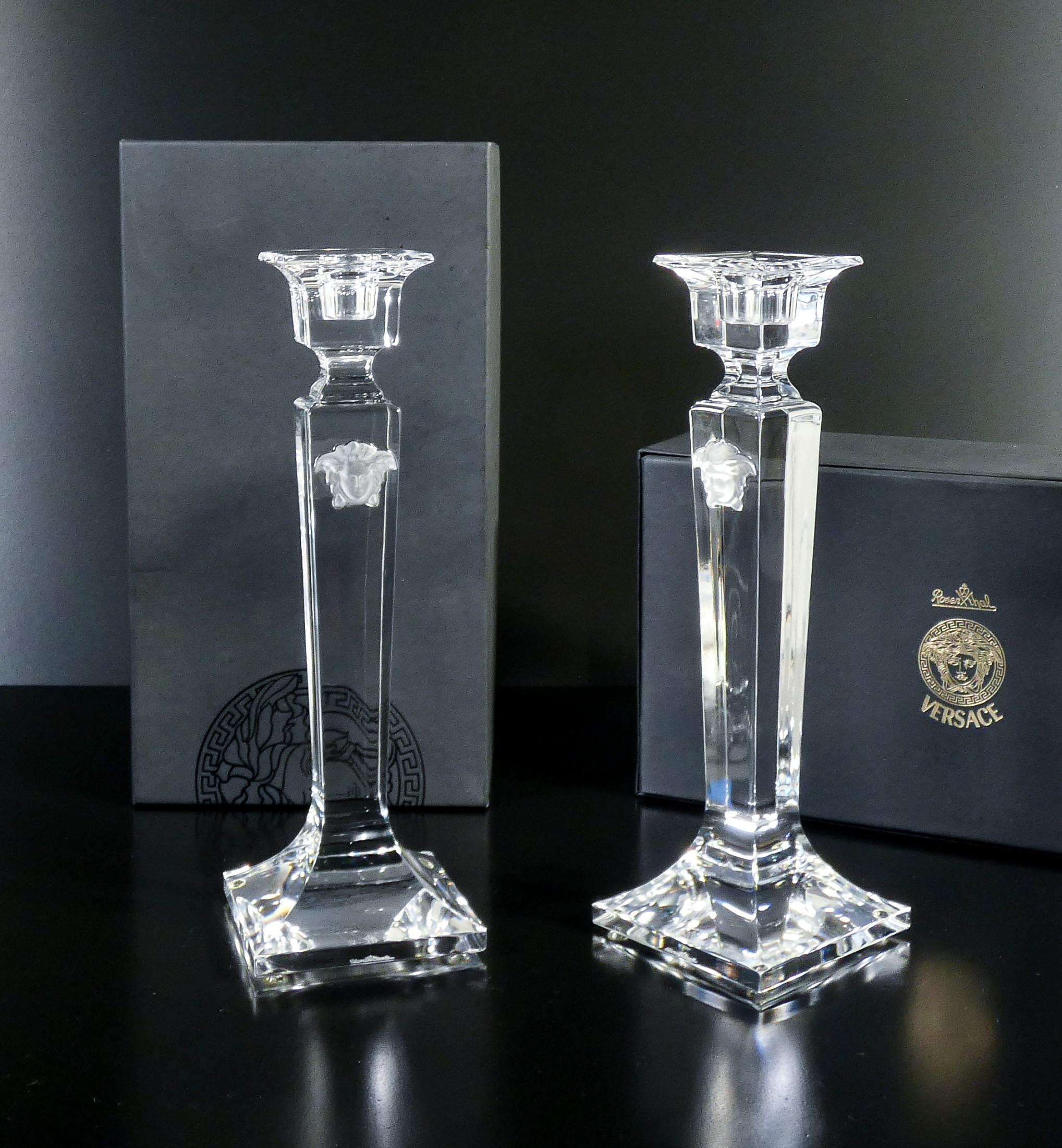 Paar Kerzenleuchter
im Kristall
Gorgonen-Qualle
entwurf ROSENTHAL
für VERSACE.

URSPRUNG
Deutschland

PERIOD
1990s

MARK
ROSENTHAL
für VERSACE

MODELL
Gorgonen-Qualle

MATERIALIEN
Kristall

ABMESSUNGEN
H 25 cm
L 8.2 cm

BEDINGUNGEN
Die Kerzenständer
