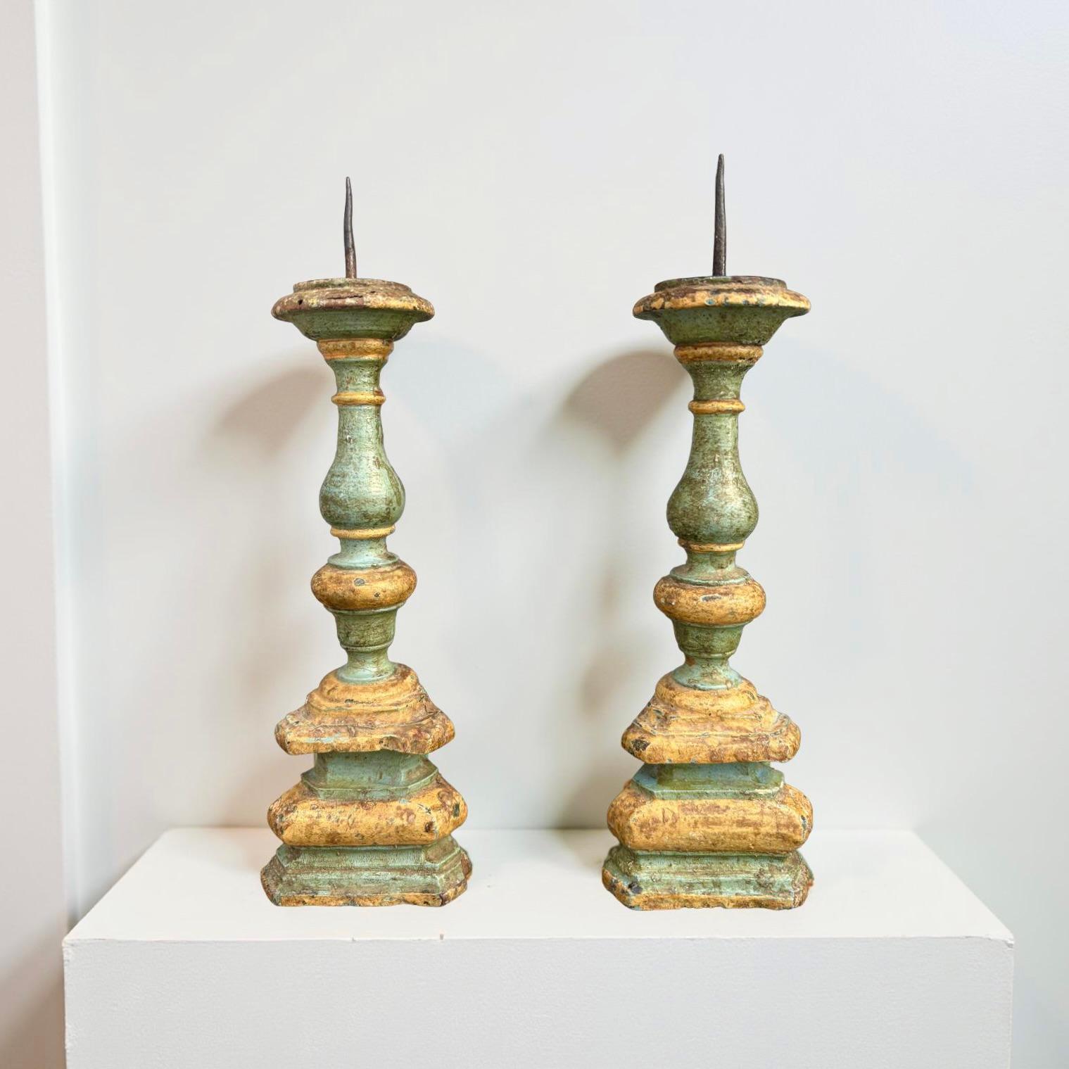 Coppia di Candelieri in Legno Laccato Italia XVIII secolo (Lackiert) im Angebot