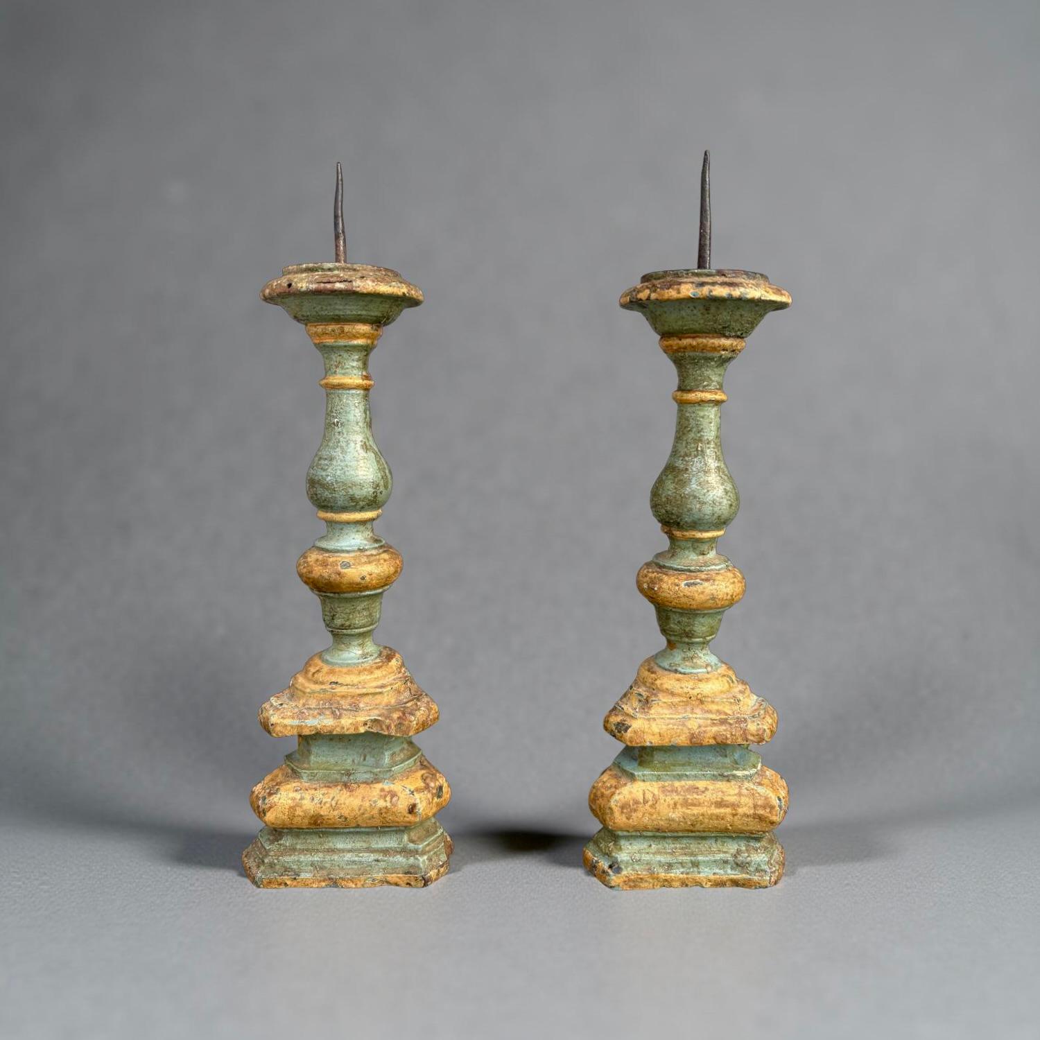 Coppia di Candelieri in Legno Laccato Italia XVIII secolo im Zustand „Gut“ im Angebot in Pistoia, IT