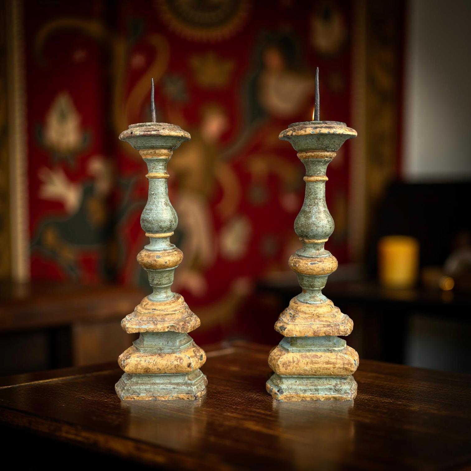 Coppia di Candelieri in Legno Laccato Italia XVIII secolo (18. Jahrhundert und früher) im Angebot