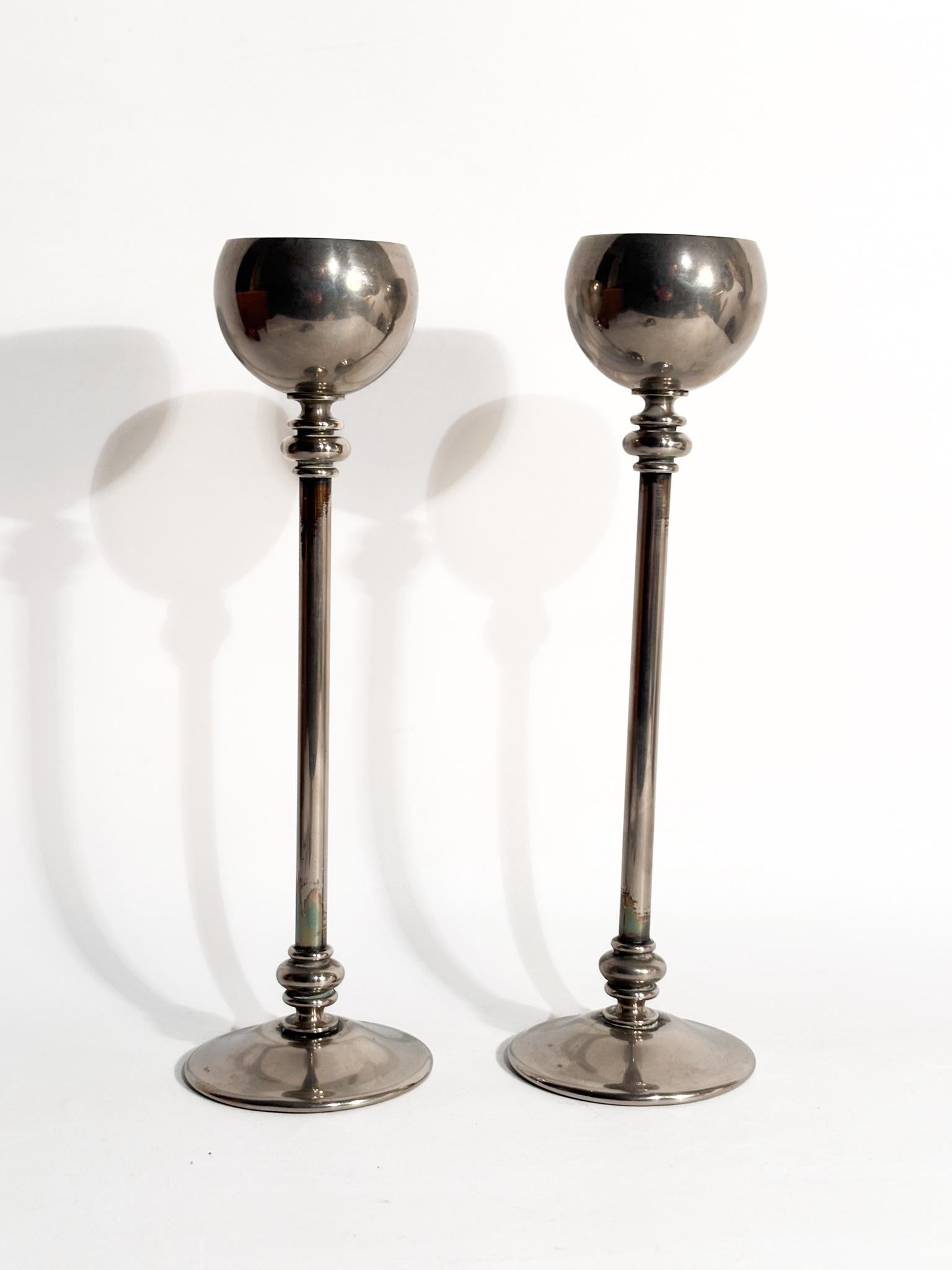 Italiano Coppia di Candelieri in Metallo Argentato Anni 60 in vendita