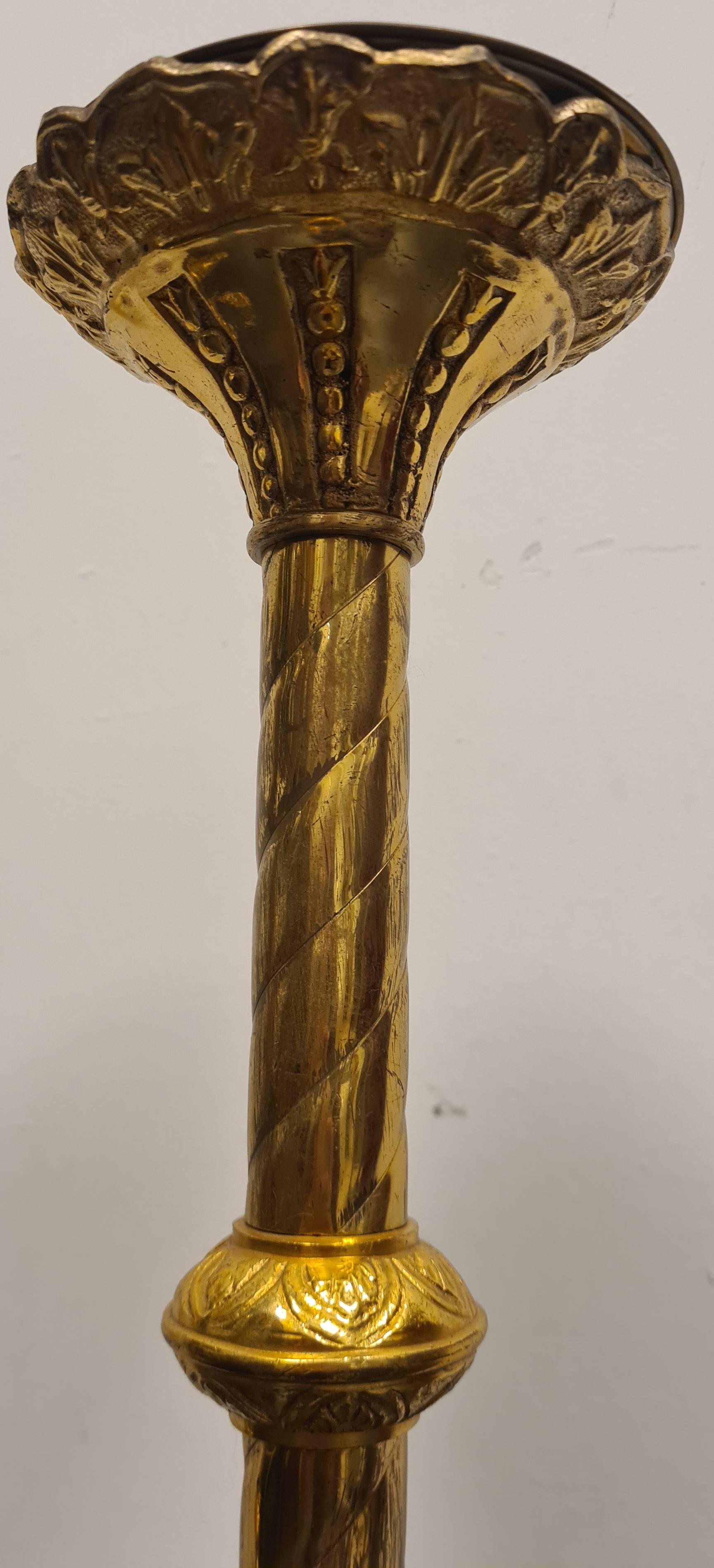 Coppia di candelieri in ottone in vendita 4